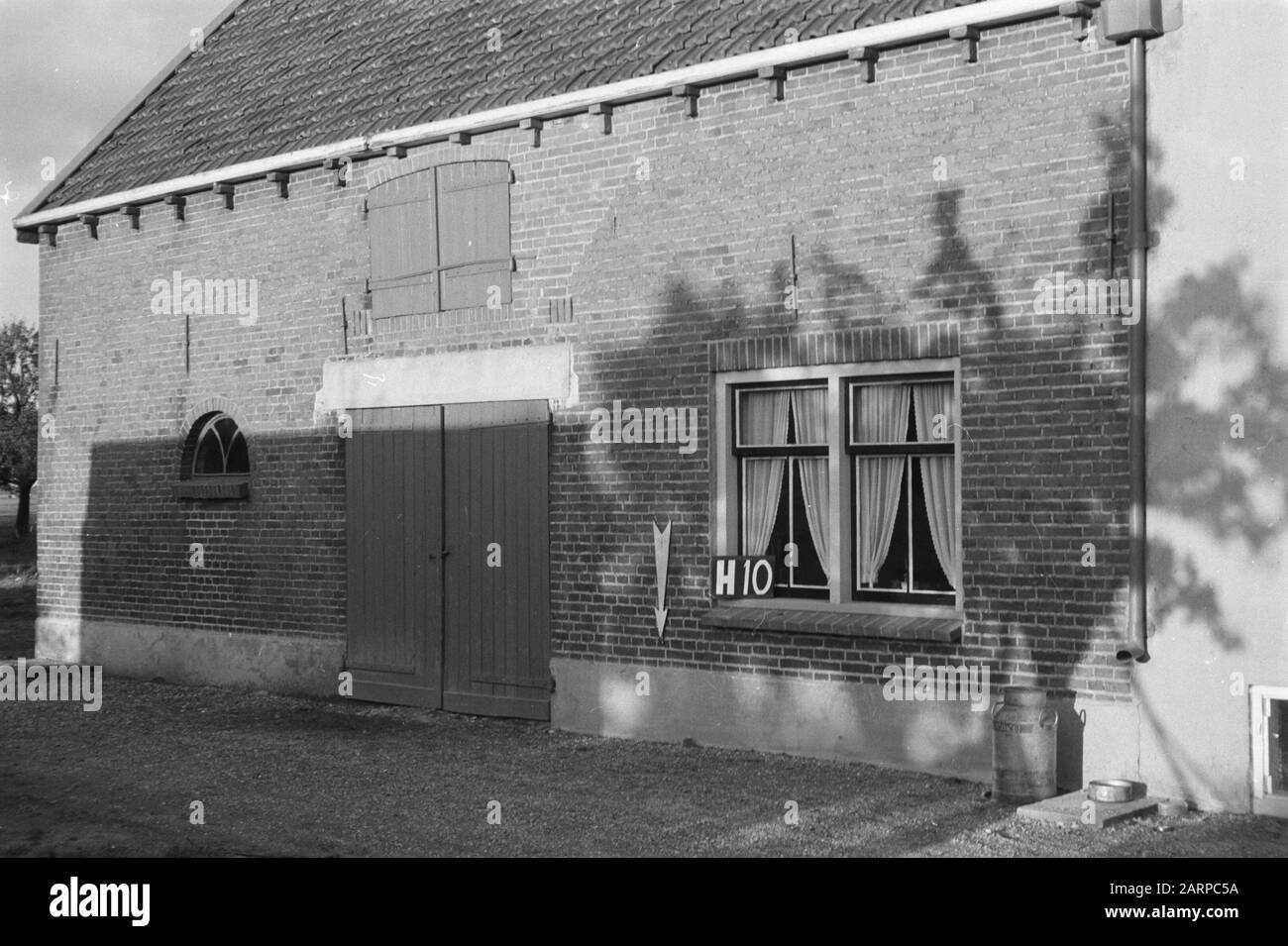 Points fixes Barn Cultuurtechnische dienst d'une ferme à Hagestein (subdivision Vijfheerenlanden) Annotation: H-10. Hagestein, Vijfheerenlanden mots clés : consolidation des terres, changements des eaux du terrain Banque D'Images Points fixes Barn Cultuurtechnische dienst d'une ferme à Hagestein (subdivision Vijfheerenlanden) Annotation: H-10. Hagestein, Vijfheerenlanden mots clés : consolidation des terres, changements des eaux du terrain Banque D'Images