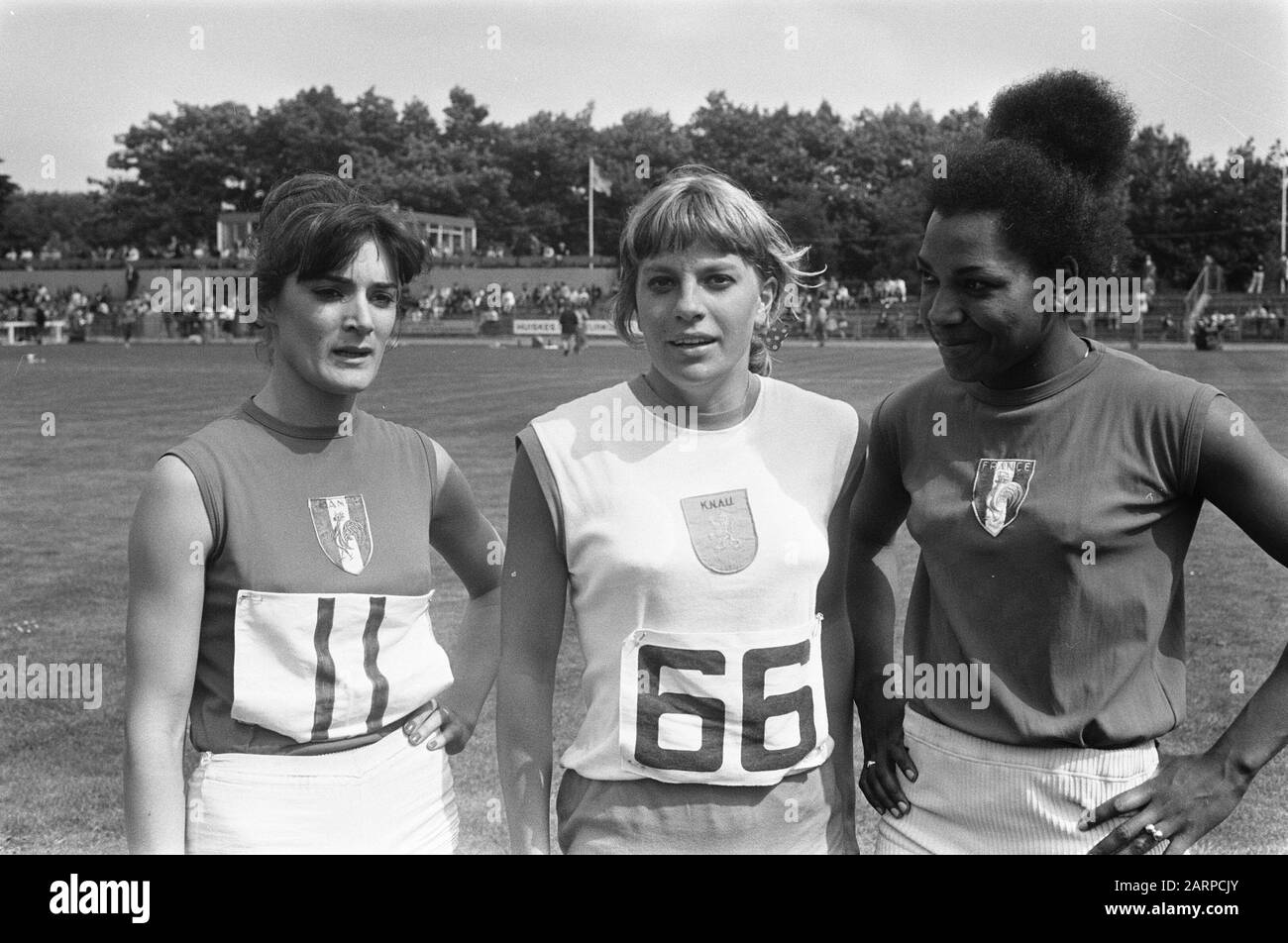 L'athlétisme féminin interland France-Pays-Bas-Suède à Uden V.l.n.n. Jeanne Schoebel, Mieke Strong Et Marlene Caugino Date : 13 Juillet 1969 Lieu : Noord-Brabant, Uden Mots Clés : Athlétisme, Nom De La Personne Sportive : Caugino, Marlene, Schoebel, Jeanne, Strong, Mieke Banque D'Images