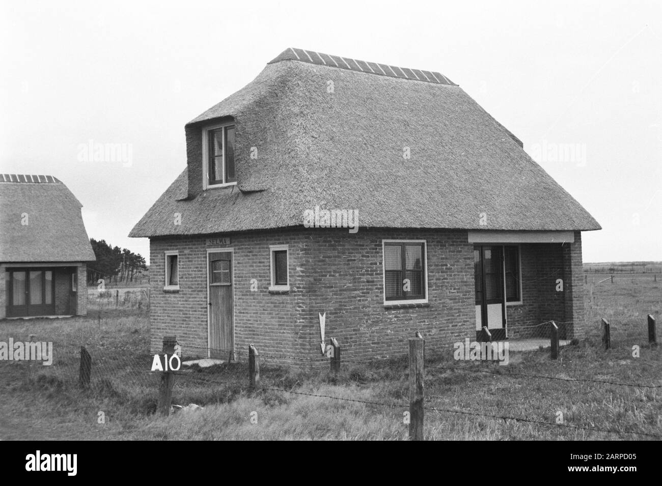Service Culturel À Points Fixes Holum (Am). L'été sur le Fenneweg (subdivision Waterschap de Amelander Grieën) Annotation: A-10 Pijl indique la date: Octobre 1953 lieu: Ameland, Friesland, Hollum mots clés: Consolidation des terres, adaptations des eaux de terrain, maisons de vacances, activités de loisirs Banque D'Images