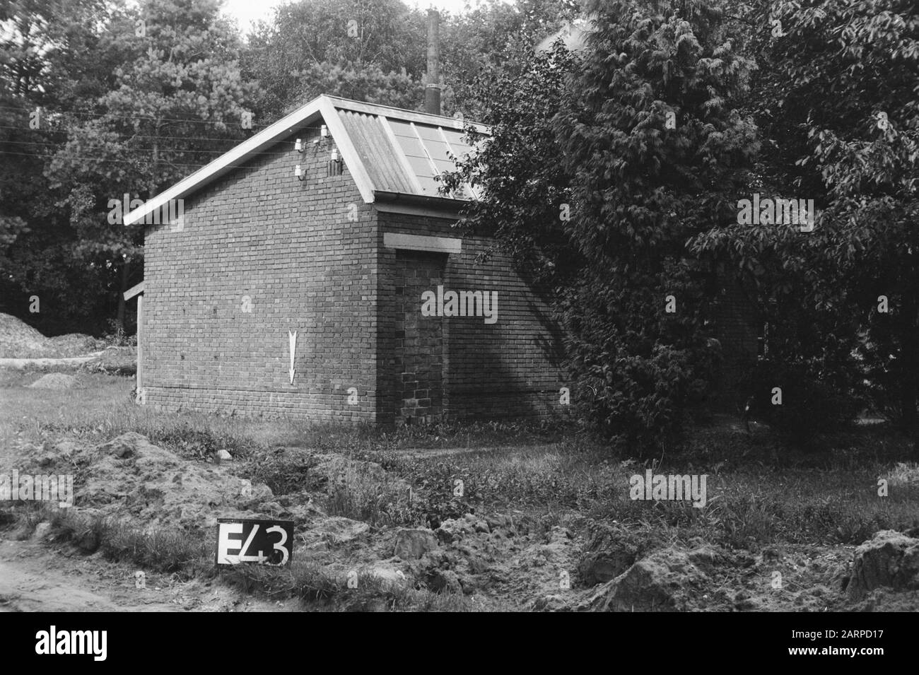 Points fixes Édifice Cultuurtechnische dienst à Eibergen (racks de subdivision) Annotation: E-43. Chalet d'électricité? Date : juillet 1953 lieu : Eibergen mots clés : consolidation des terres, changements des eaux du terrain Banque D'Images Points fixes Édifice Cultuurtechnische dienst à Eibergen (racks de subdivision) Annotation: E-43. Chalet d'électricité? Date : juillet 1953 lieu : Eibergen mots clés : consolidation des terres, changements des eaux du terrain Banque D'Images