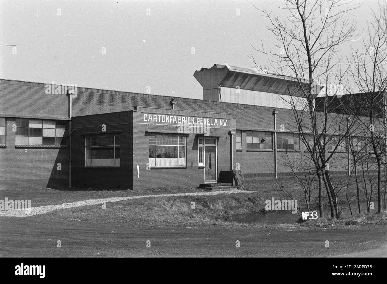 Points fixes Service culturel Usine De Carton Pekela à Nieuwe Pekela [swailverland Pomppolder] Annotation: NP-33 Pijl indique un point fixe Date: Avril 1954 lieu: Groningue (province), Pekela mots clés: Consolidation des terres, ajustements des eaux de terrain Banque D'Images
