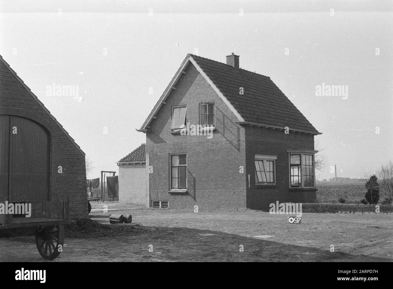 Fixe points Cultuurtechnische dienst Maison avec grange à Onstwedde? [Swailverldeling Pomppolder] Annotation: O-97. Pijl indique un point fixe Date : avril 1954 lieu : Groningue (province), Onstwedde mots clés : swailverdeling, ajustements des eaux du terrain Banque D'Images