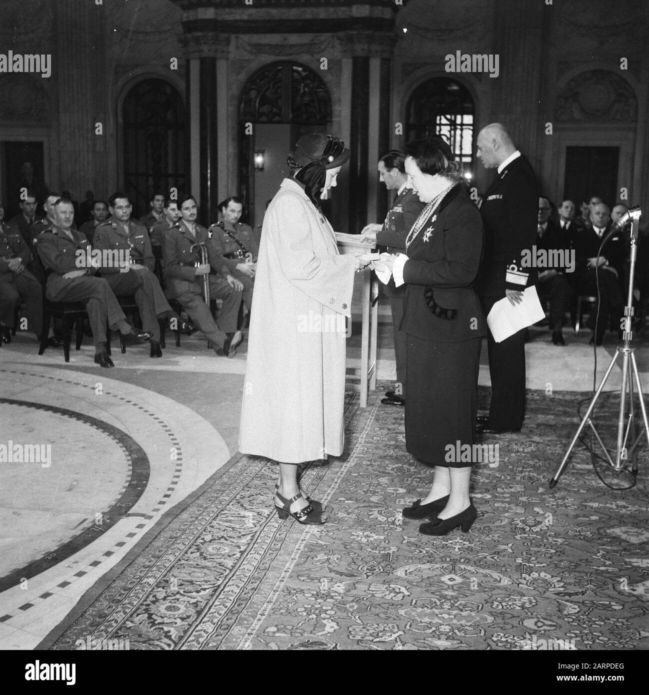 Lors d'une cérémonie à Burgerzaal du Palais sur la place du Dam à Amsterdam, la reine Juliana a annoncé sa nomination au poste de chef de l'ordre militaire de William, la veuve du général S. H. Spoor. Aux veuves du Maj-Gén R. T. Overakker, luth. Colonel M. P. A. den Ouden, res. Premier luth. J. A. van Bijnen et M. T. Dobbe et la sœur du soldat J. F. Ketting Olivier, la reine ont informé qu'ils avaient été nommés à titre posthume chevalier de la quatrième classe de l'armée 'Willemsorde. Date: 28 septembre 1951 lieu: Amsterdam, Noord-Holland mots clés: Queens, Awards Personal nam Banque D'Images