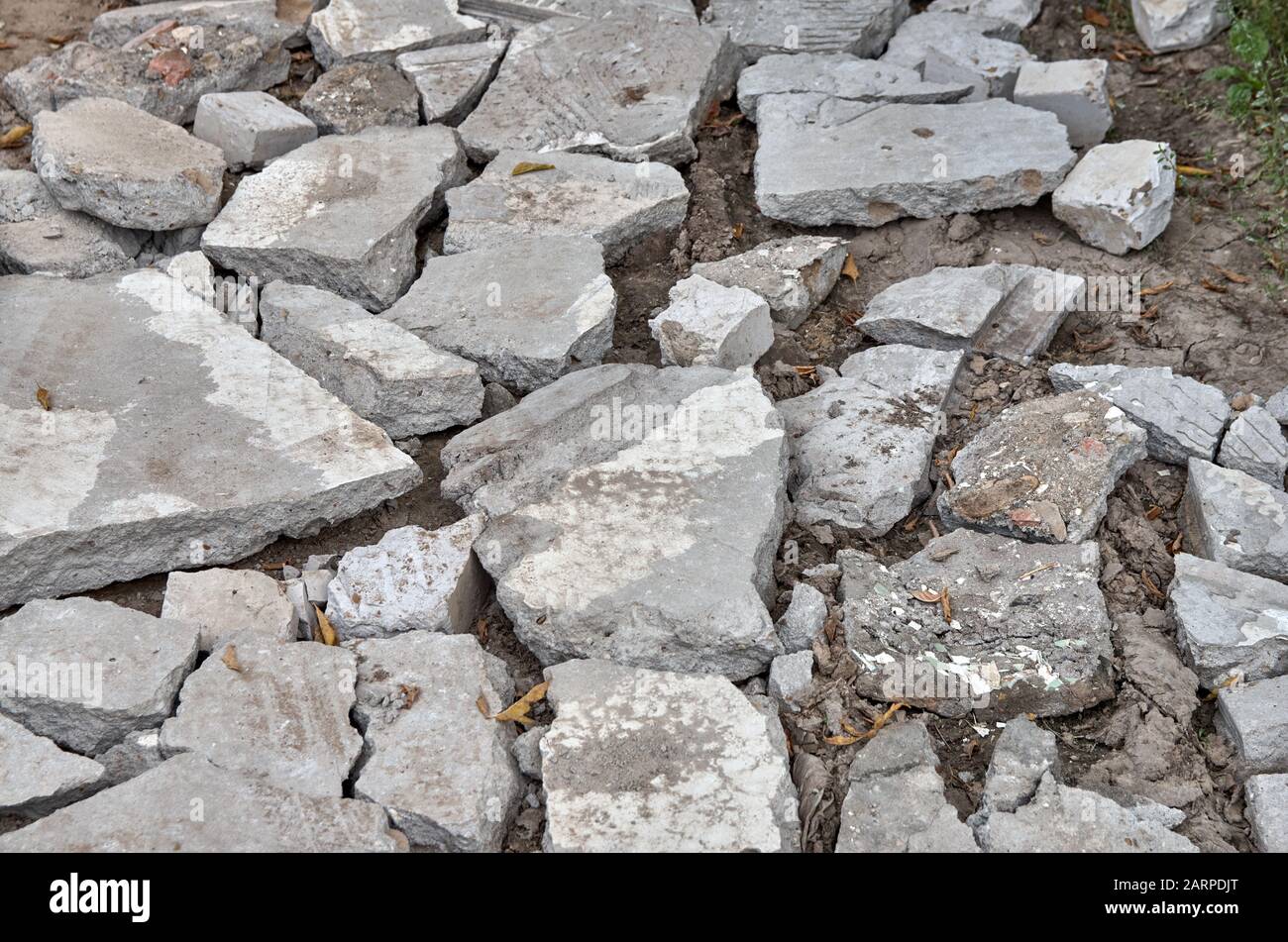 Morceaux de béton gris sur la route. Boue d'argile. Banque D'Images