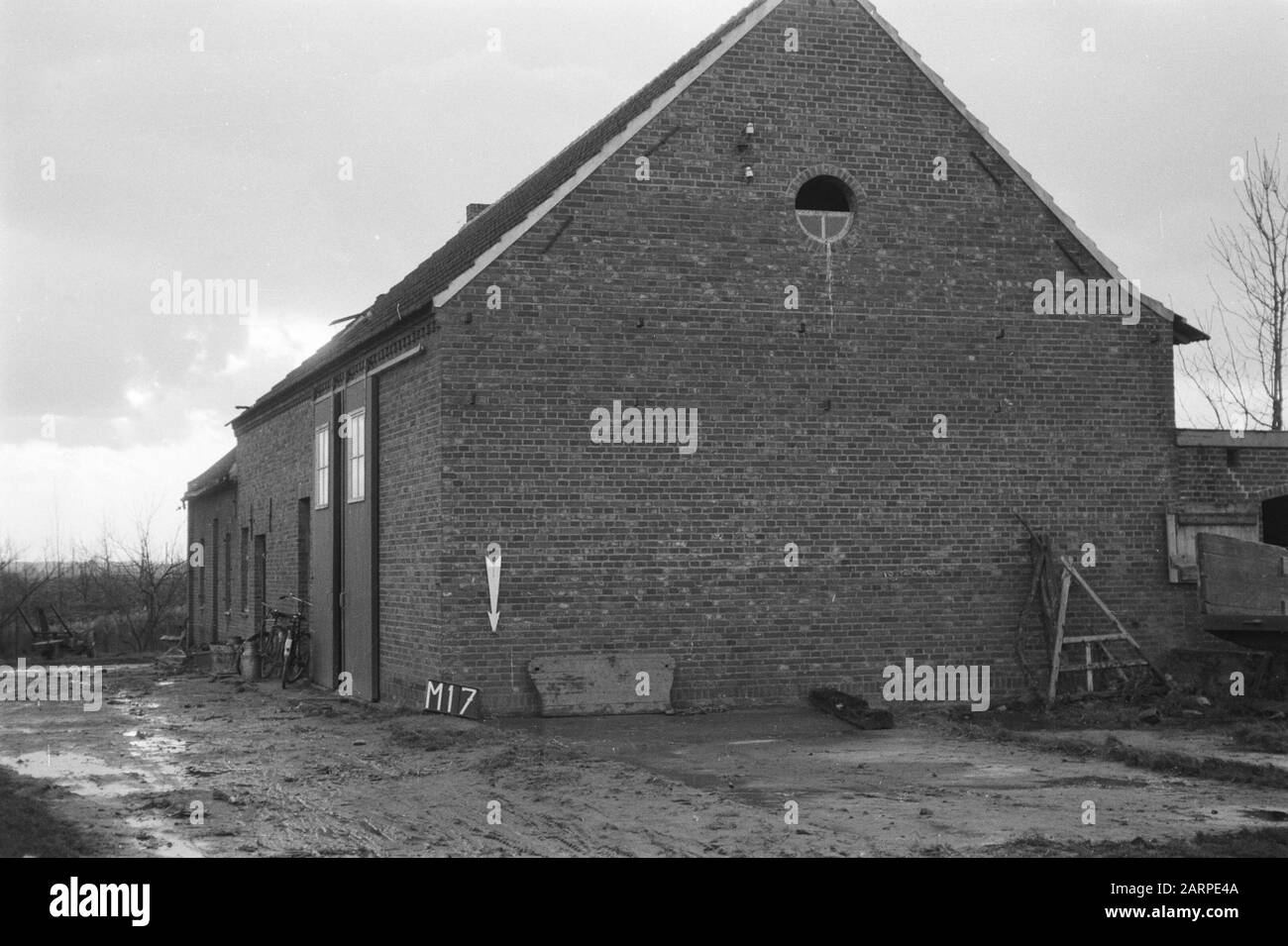 Points fixes Cultuurtechnische dienst Schuur te Maasniel (division terrestre Vuilbemden) Annotation: M-17. Consolidation des terres, ajustements des eaux de terrain Banque D'Images Points fixes Cultuurtechnische dienst Schuur te Maasniel (division terrestre Vuilbemden) Annotation: M-17. Consolidation des terres, ajustements des eaux de terrain Banque D'Images