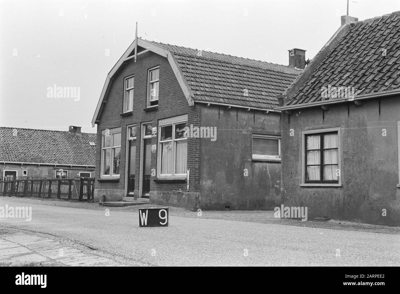 Service culturel à points fixes Huis-café à Woubrugge (subdivision Veenderpolder) Annotation: W-9. Consolidation des terres, réglages des eaux de terrain Banque D'Images Service culturel à points fixes Huis-café à Woubrugge (subdivision Veenderpolder) Annotation: W-9. Consolidation des terres, réglages des eaux de terrain Banque D'Images