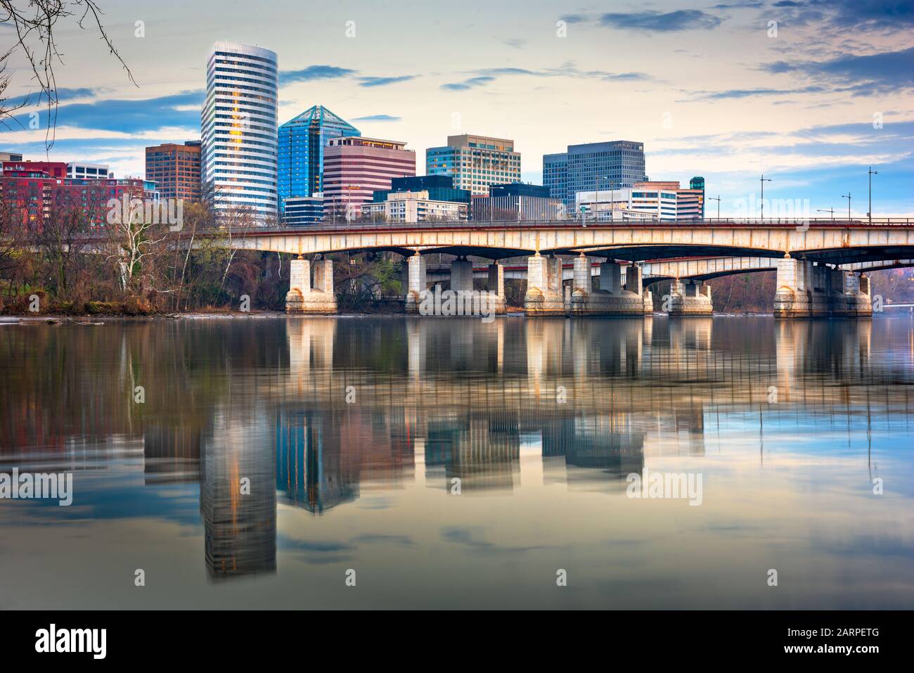 Rosslyn, Arlington, Virginie, Etats-Unis centre ville sur la rivière Potomac à l'aube. Banque D'Images