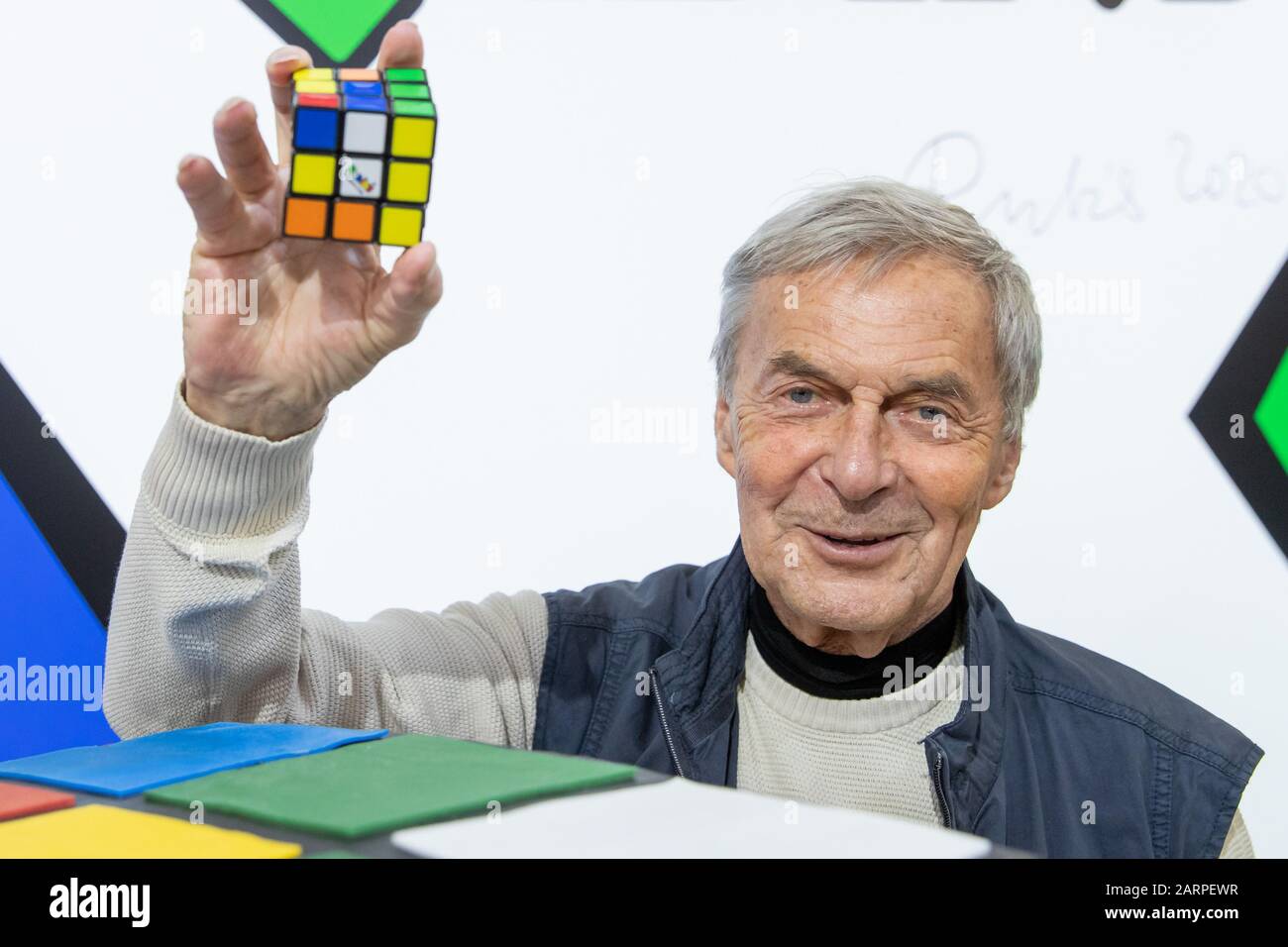 Nuremberg, Allemagne. 29 janvier 2020. Erno Rubik, inventeur du Rubik's Cube,  tient le "Cube magique" dans sa main au stand de Ravensburger à  l'International Toy Fair dans le cadre des célébrations pendant