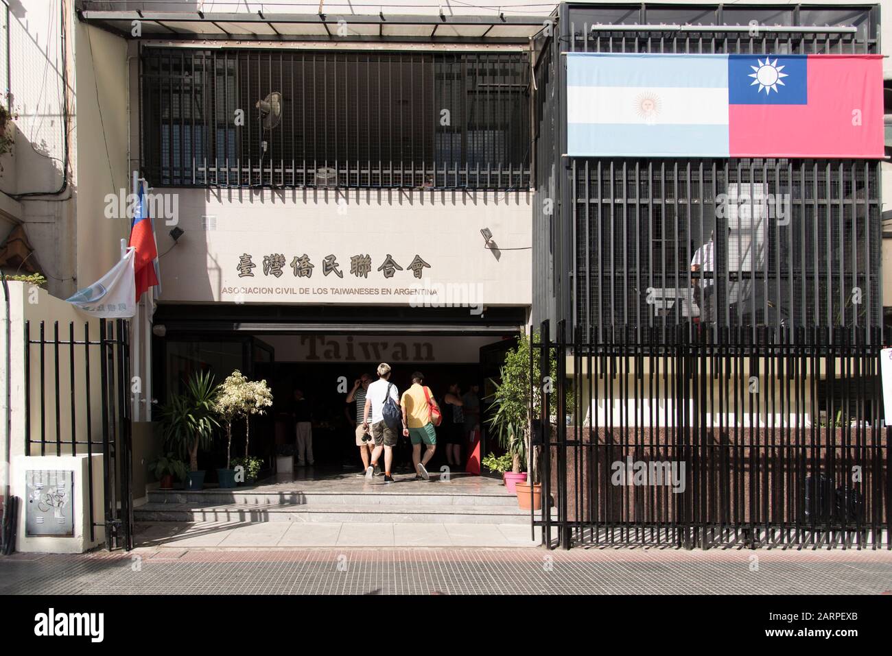 Capitale fédérale, Buenos Aires / Argentine; 25 janvier 2020: Façade de l'Association civile taïwanaise en Argentine, avec la porte ouverte et les gens enterin Banque D'Images