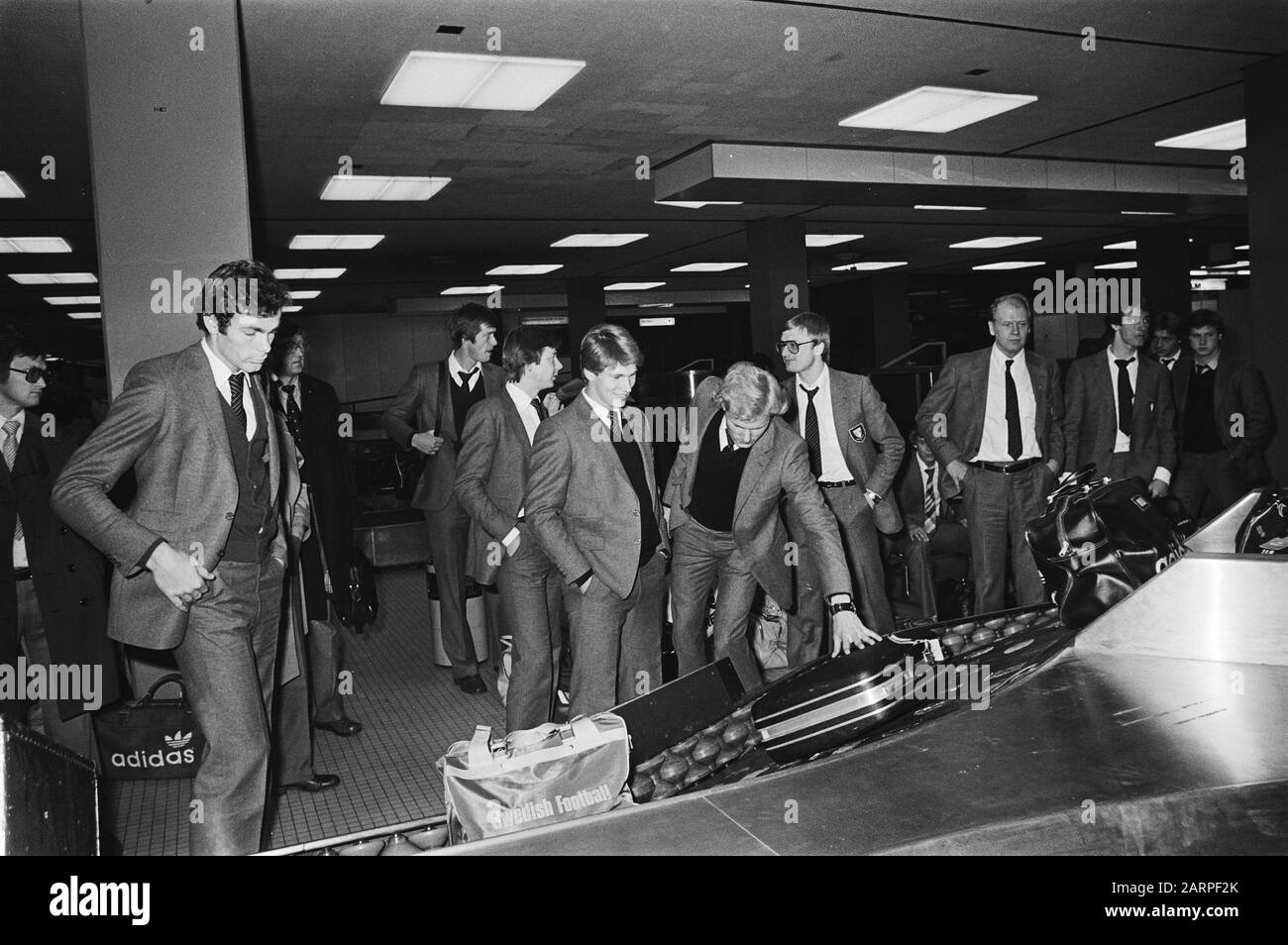Le Club de football de Malmö FF arrive à Schiphol pour le match de football dans le cadre de la coupe européenne contre Feijenoord V.l.n.n. Martensson (?) , Richard Stornbeck, Denny Petrusson Date : 23 Octobre 1979 Lieu : Noord-Holland, Schiphol Mots Clés : Sport, Aéroports, Football Nom Personnel : Petrusson, Denny, Stornbeck, Richard Nom De L'Établissement : Schiphol Banque D'Images