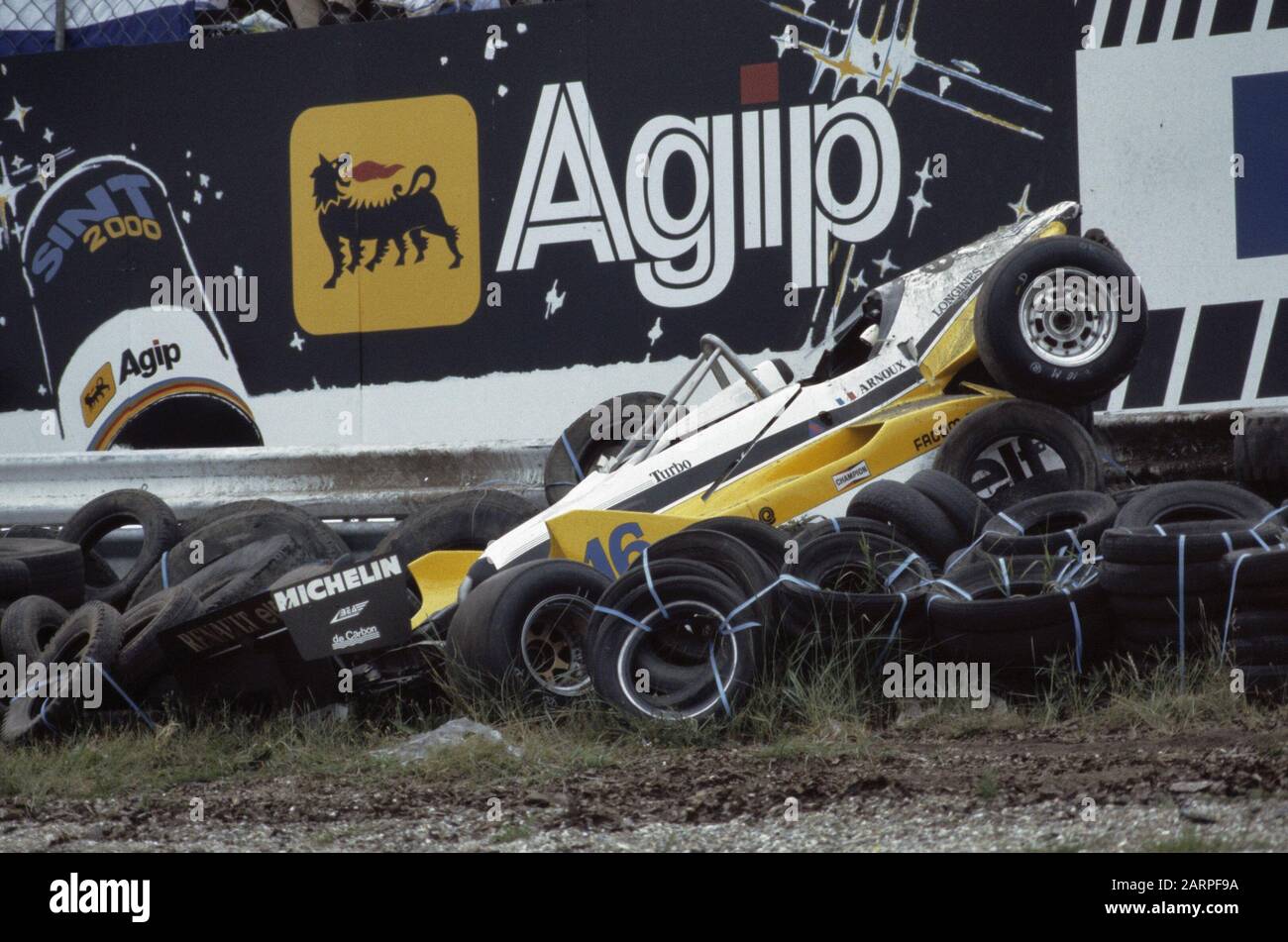 Grand Prix à Zandvoort; voiture Arneaux (sic!) dans le rail de sécurité Date: 3 juillet 1982 lieu: Noord-Holland, Zandvoort mots clés: Vangails, courses automobiles Banque D'Images