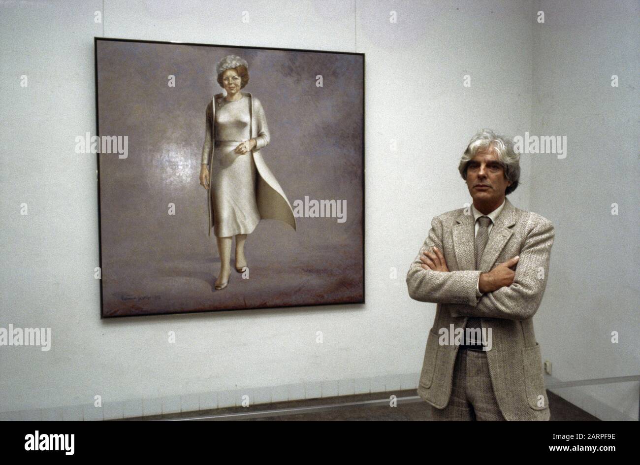 Peintre Herman rideau avec portrait officiel Reine Beatrix Date : 18 novembre 1982 mots clés : peintres, portraits d'état Nom personnel : Beatrix, Queen, Herman Rideau Banque D'Images