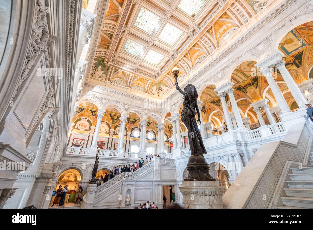 Washington - 12 AVRIL 2015 : plafond du hall d'entrée de la Bibliothèque du Congrès. La bibliothèque sert officiellement le Congrès américain. Banque D'Images