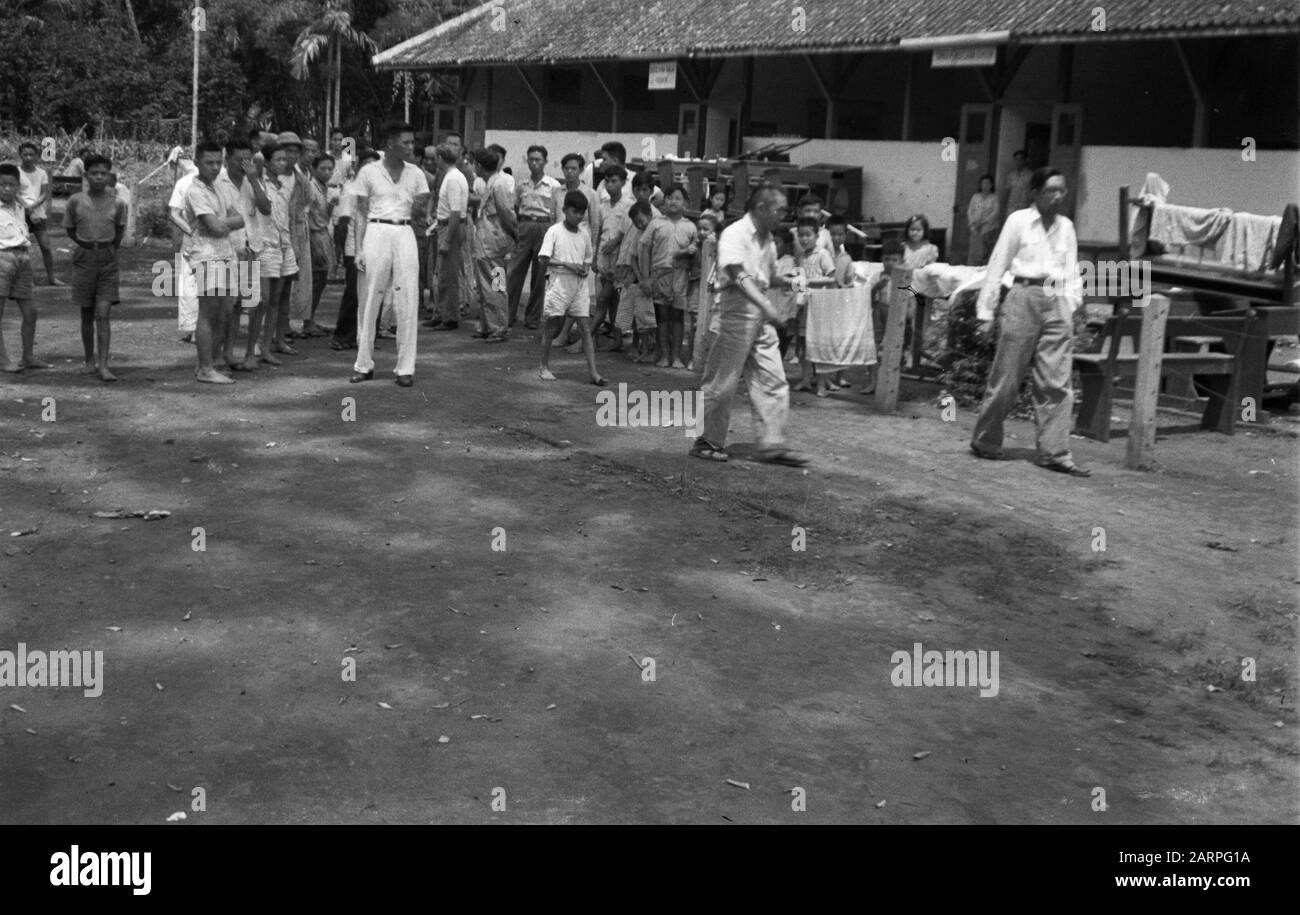 Maître de plage à Touring après l'occupation de ce lieu [enfants et adultes pour l'école primaire] Date: 20 décembre 1948 lieu: Indonésie, Java, néerlandais-Inde, Tour Banque D'Images