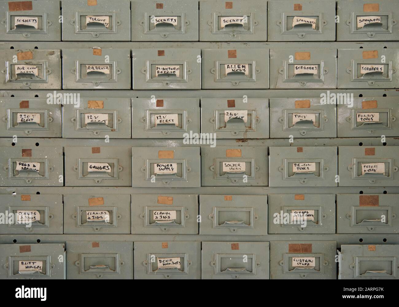 Tiroirs métalliques remplis d'un assortiment de petites pièces industrielles Banque D'Images