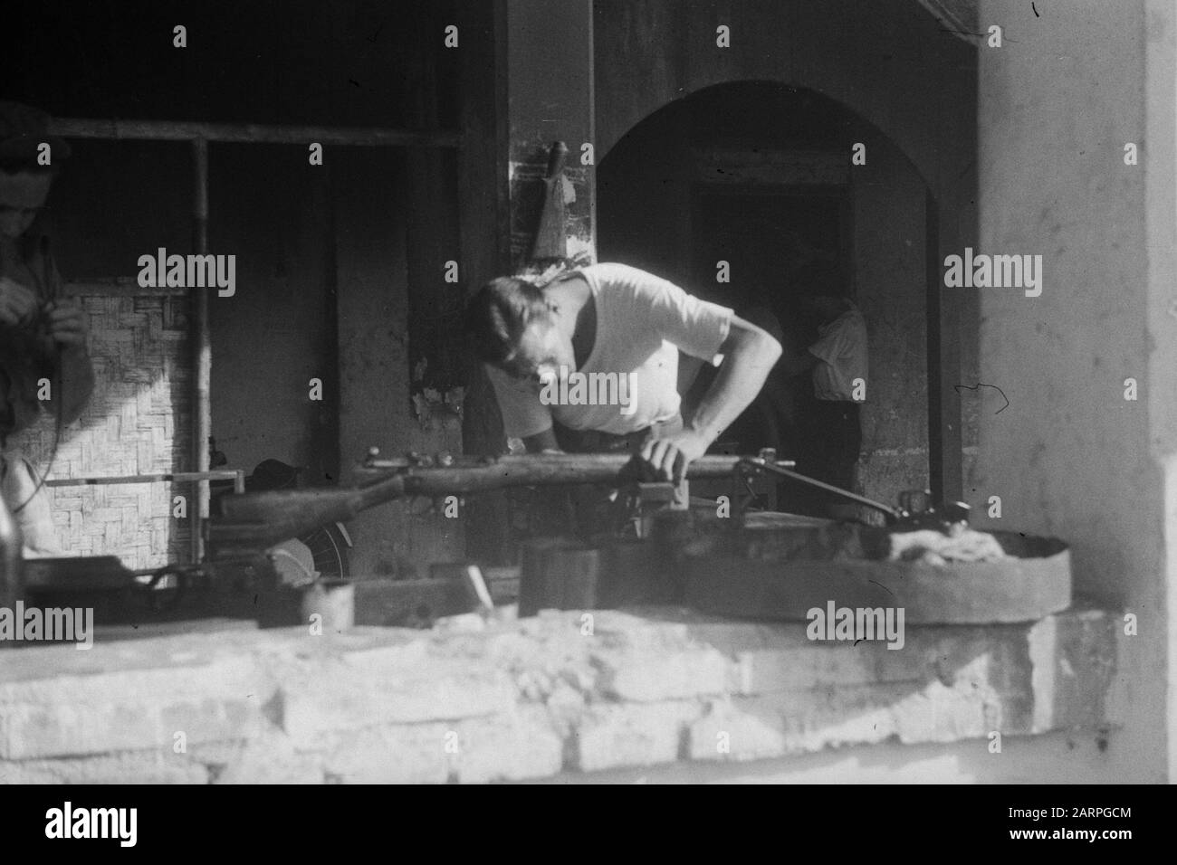 Noël 1948 à Subang et Poerwakarta [armière travaillant à l'entretien d'un fusil] Date : 25 décembre 1948 lieu : Indonésie, Antilles néerlandaises Banque D'Images