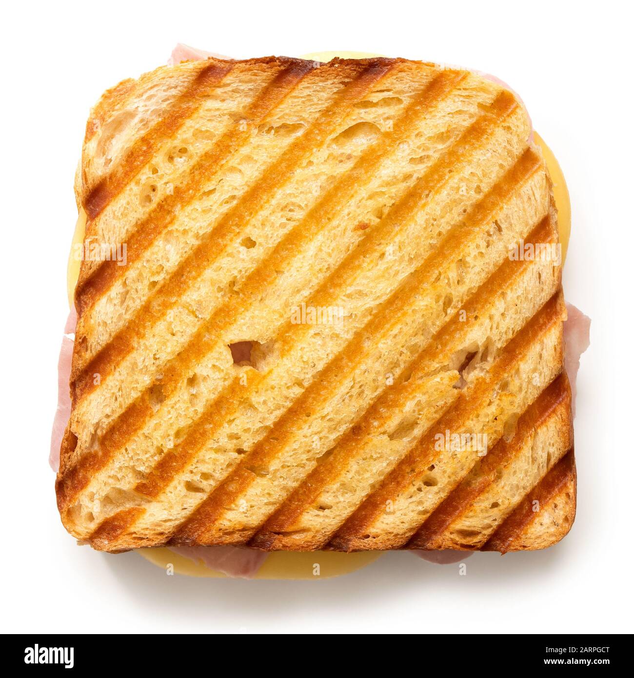 Sandwich au fromage grillé et au jambon avec des marques de gril isolées sur blanc. Vue de dessus. Banque D'Images