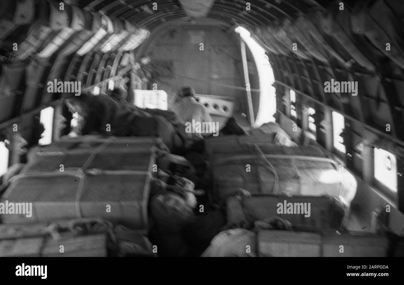Chute pour une partie isolée, Kali-Contowerken [aéronefs intérieurs. Chargement en cours de préparation à la chute] Date: 27 décembre 1948 lieu: Indonésie, Java, Pays-Bas East Indies Banque D'Images