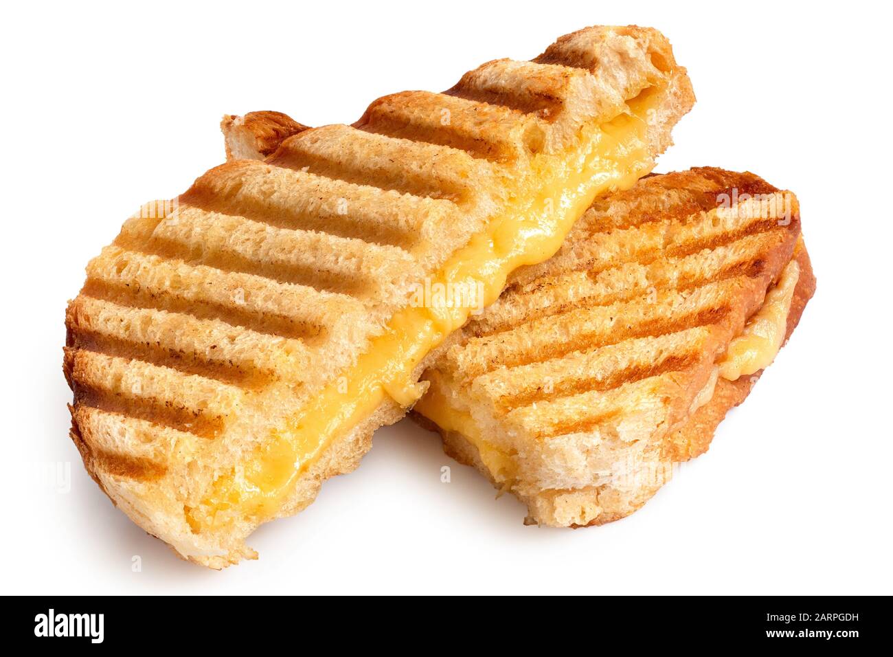 Sandwich au fromage grillé avec des marques de gril coupées à moitié isolées sur blanc. Banque D'Images