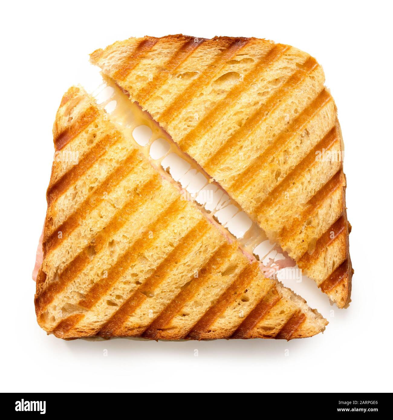 Sandwich au fromage grillé et au jambon avec des marques de gril coupées en deux fois isolées sur blanc. Vue de dessus. Banque D'Images