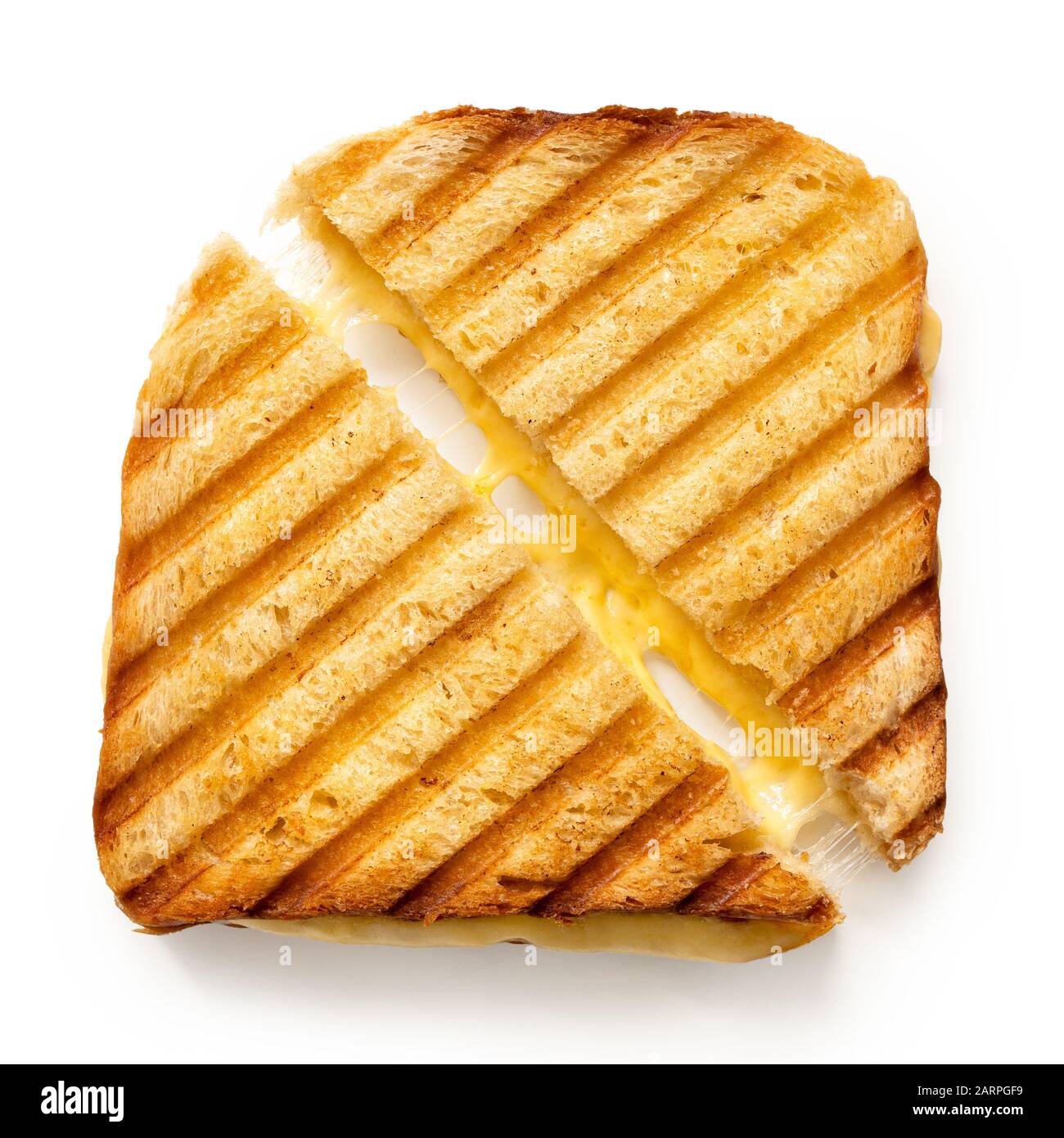 Sandwich au fromage grillé avec des marques de gril coupées à moitié isolées sur blanc. Vue de dessus. Banque D'Images