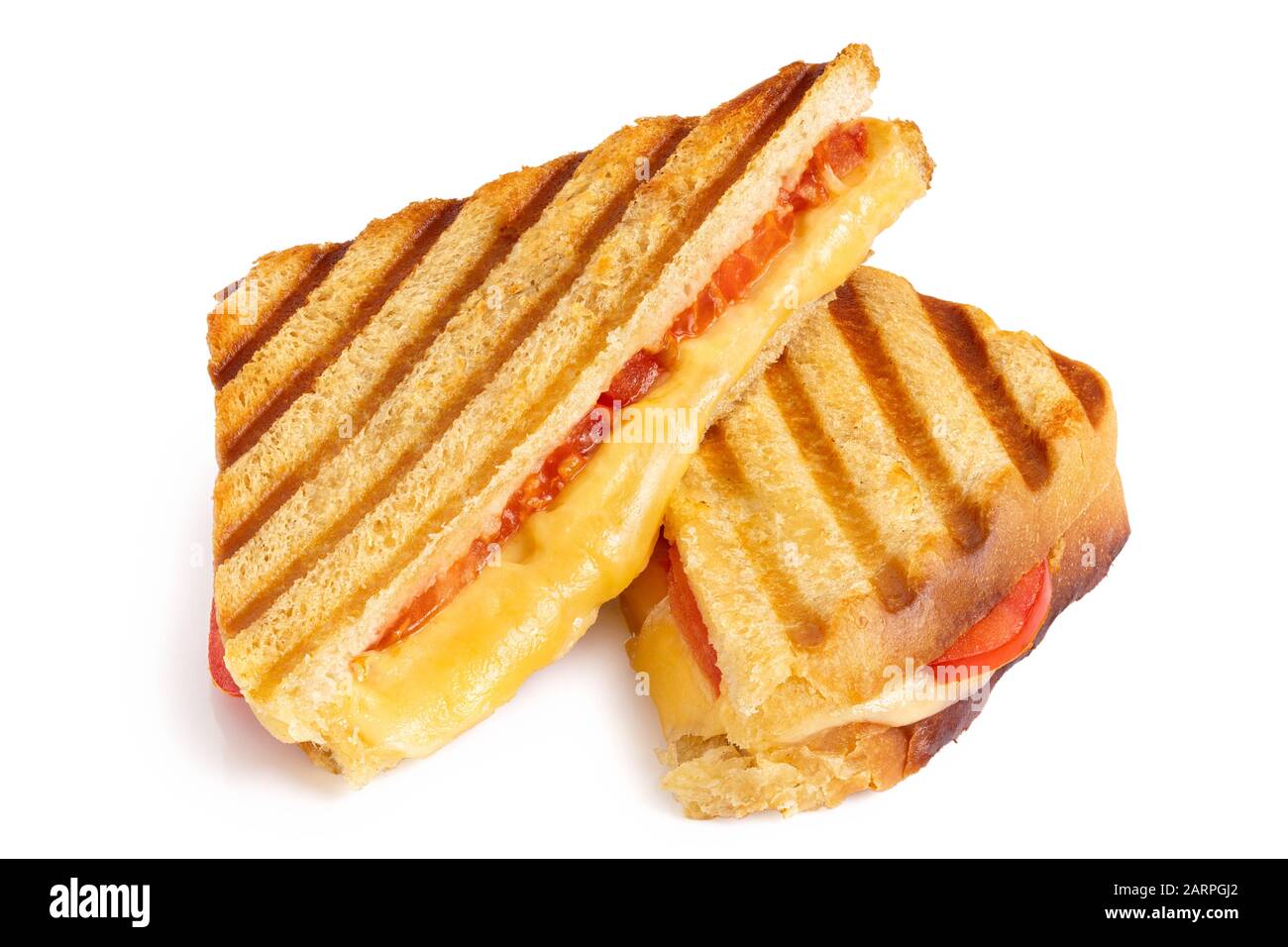 Sandwich au fromage grillé et à la tomate avec des marques de gril coupées en deux fois isolées sur blanc. Banque D'Images