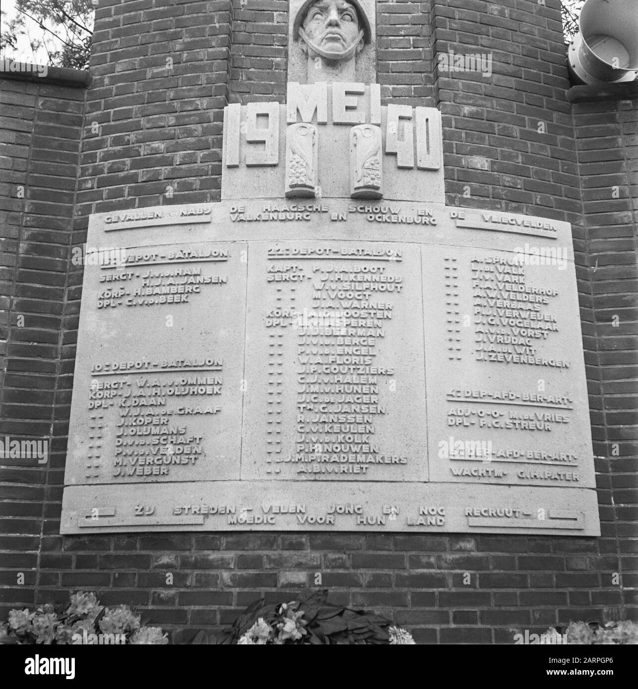 Cérémonies au monument de guerre Haagsche Schouw près de Den Haag [Le monument avec liste de noms] Date: 1945 lieu: La Haye, Zuid-Holland mots clés: Festivals de libération, monuments de guerre, deuxième guerre mondiale Banque D'Images
