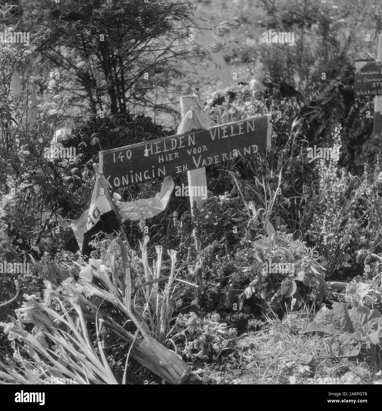 Cimetière temporaire signe d'endaal de fleurs avec inscription 140 héros sont tombés ici pour la Reine et la patrie Date: Mai 1945 lieu: Overveen mots clés: Cimetières, commémorations, deuxième guerre mondiale Banque D'Images