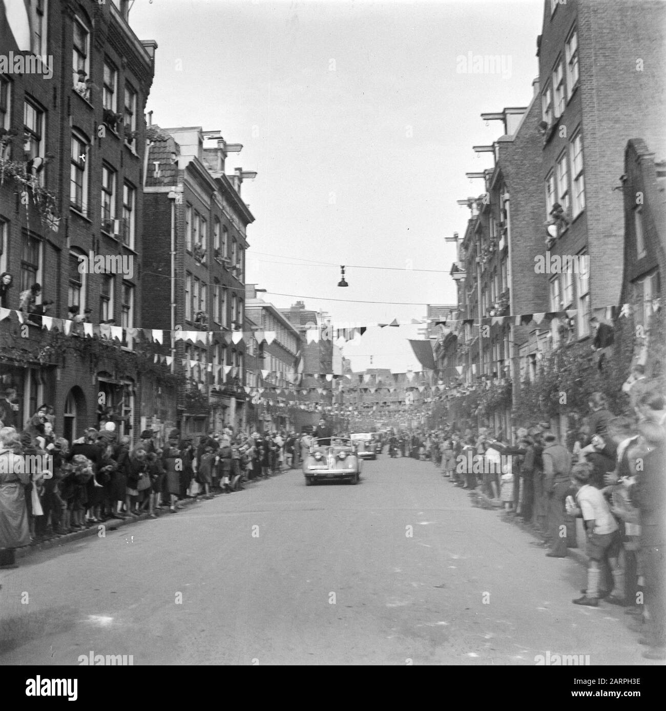 Les divertissements populaires à Amsterdam. Rép. Des diverses festivités qui ont suivi la libération dans la capitale [excursion en équitation de la Reine Wilhelmina à Amsterdam. Dans la première voiture se tient le commissaire droit H.J. Versteeg] Date: 28 Juin 1945 Lieu: Amsterdam, Noord-Holland Mots Clés: Festivals De Libération, Seconde Guerre Mondiale Banque D'Images