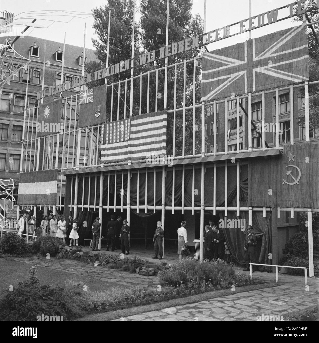 Les divertissements populaires à Amsterdam. Rép. Des diverses festivités dans le cadre de la libération dans la capitale [Stellage, gardée par B.s-ers avec une inscription Nous avons perdu des années. Nous avons un siècle ] Annotation: Emplacement: Rembrandtplein? Date : 28 Juin 1945 Lieu : Amsterdam, Noord-Holland Mots Clés : Festivals De Libération, Seconde Guerre Mondiale Banque D'Images