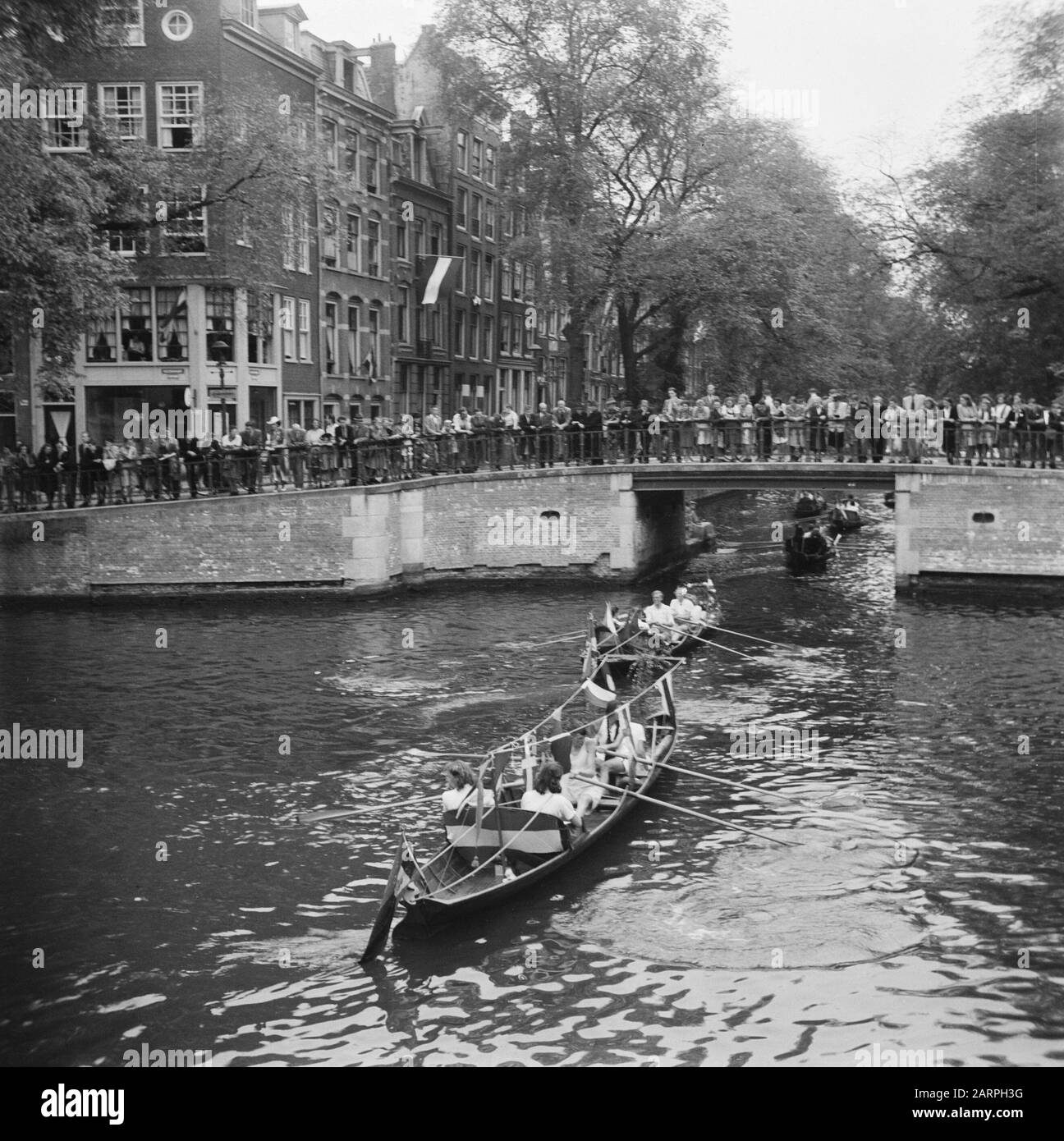 Les divertissements populaires à Amsterdam. Rép. Des diverses festivités après la libération dans la capitale Rowing régate dans les canaux. Lieu Singelgracht Date: 28 Juin 1945 Lieu: Amsterdam, Noord-Holland Mots Clés: Festivals De Libération, Seconde Guerre Mondiale Banque D'Images