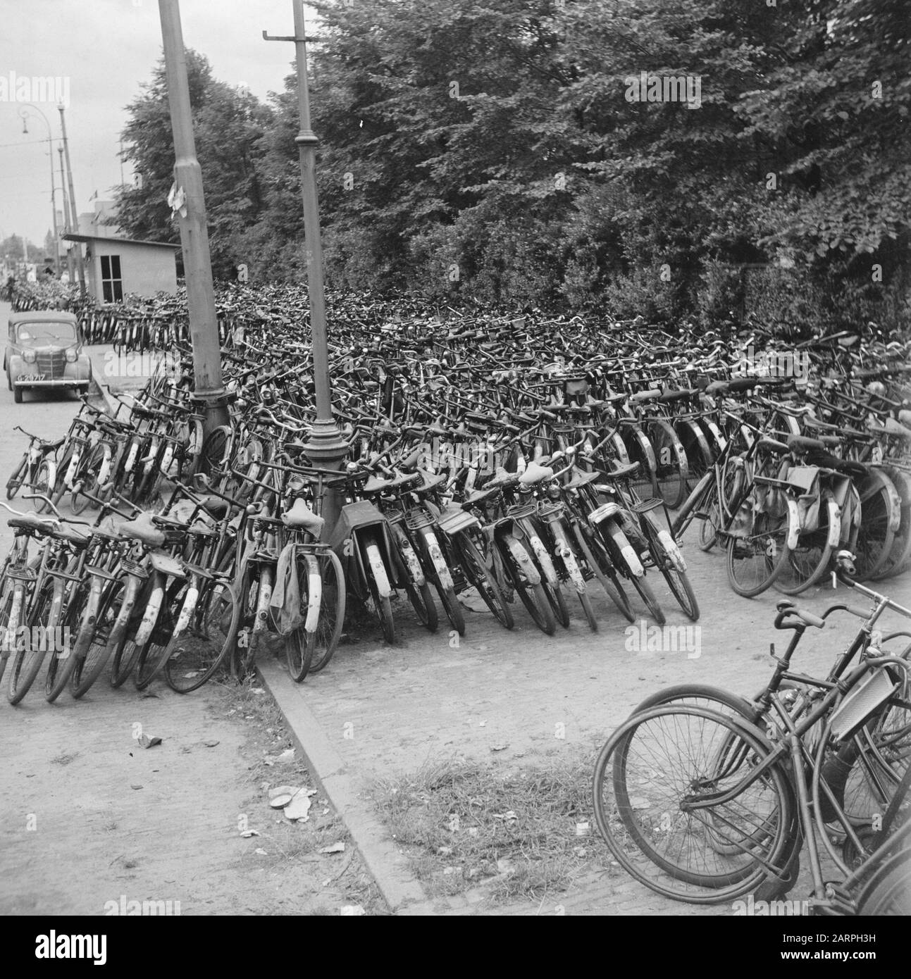 Les divertissements populaires à Amsterdam. Rép. Des diverses festivités après la libération dans la capitale [Des Centaines de vélos sont garés le long de la route] Date: 28 juin 1945 lieu: Amsterdam, Noord-Holland mots clés: Festivals de libération, seconde Guerre mondiale Banque D'Images