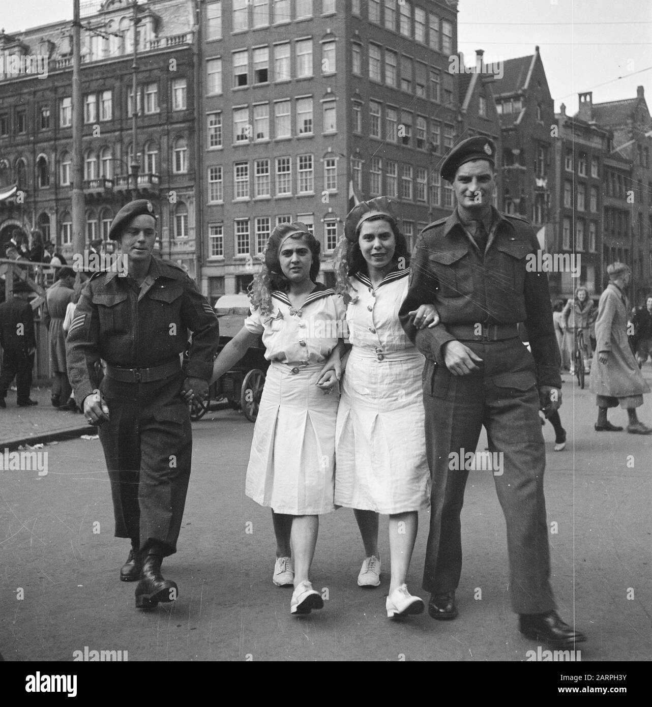 Les divertissements populaires à Amsterdam. Rép. Des diverses festivités liées à la libération dans la capitale [Deux filles en costume de marin avec deux soldats] Date: 28 juin 1945 lieu: Amsterdam, Noord-Holland mots clés: Festivals de libération, deuxième Guerre mondiale Banque D'Images