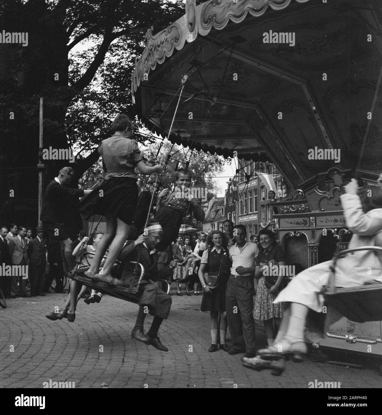 Les divertissements populaires à Amsterdam. Rép. Des diverses festivités liées à la libération dans la capitale [Carousel] Date: 28 juin 1945 lieu: Amsterdam, Noord-Holland mots clés: Festivals de libération, seconde Guerre mondiale Banque D'Images