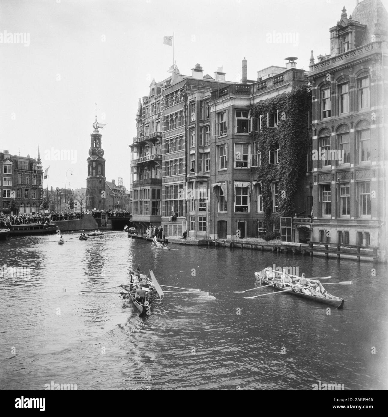 Les divertissements populaires à Amsterdam. Rép. Des diverses festivités après la libération dans la capitale [Rdue concurrence sur l'Amstel. En Arrière-Plan Munttoren] Date: 28 Juin 1945 Lieu: Amsterdam, Noord-Holland Mots Clés: Festivals De Libération, Seconde Guerre Mondiale Banque D'Images