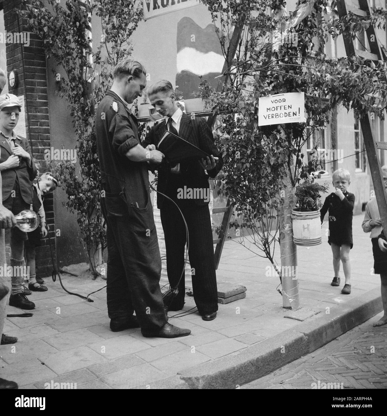 Les divertissements populaires à Amsterdam. Rép. Des diverses festivités liées à la libération dans la capitale [Deux hommes interdits dans un rack avec inscription pour manches] Date: Mai 1945 lieu: Amsterdam, Noord-Holland mots clés: Festivals de libération, deuxième Guerre mondiale Banque D'Images