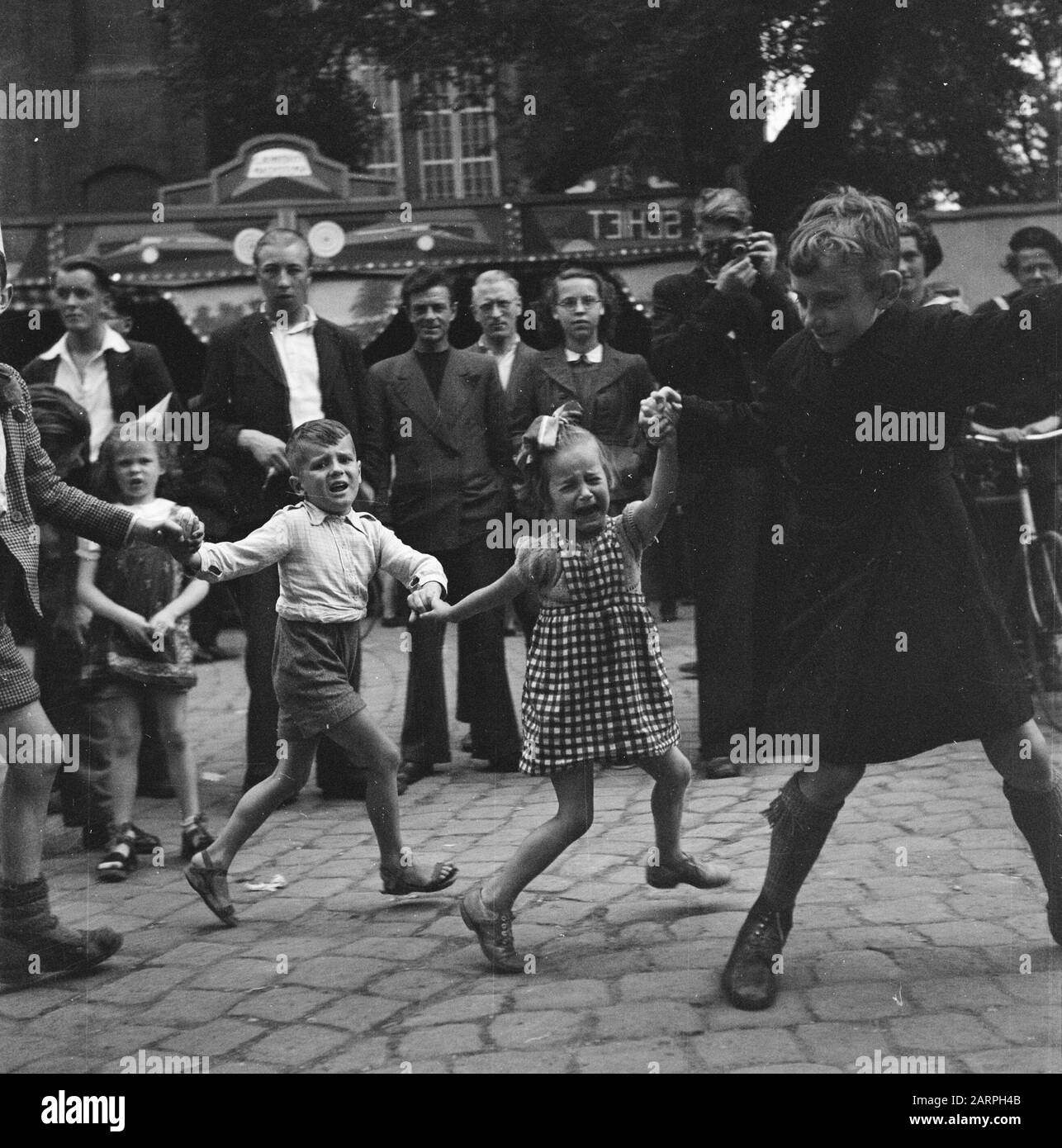 Les divertissements populaires à Amsterdam. Rép. Des diverses festivités après la libération dans la capitale [les enfants dansent dans un cercle. A girl cries] Date: 28 June 1945 lieu: Amsterdam, Noord-Holland mots clés: Festivals de libération, seconde Guerre mondiale Banque D'Images