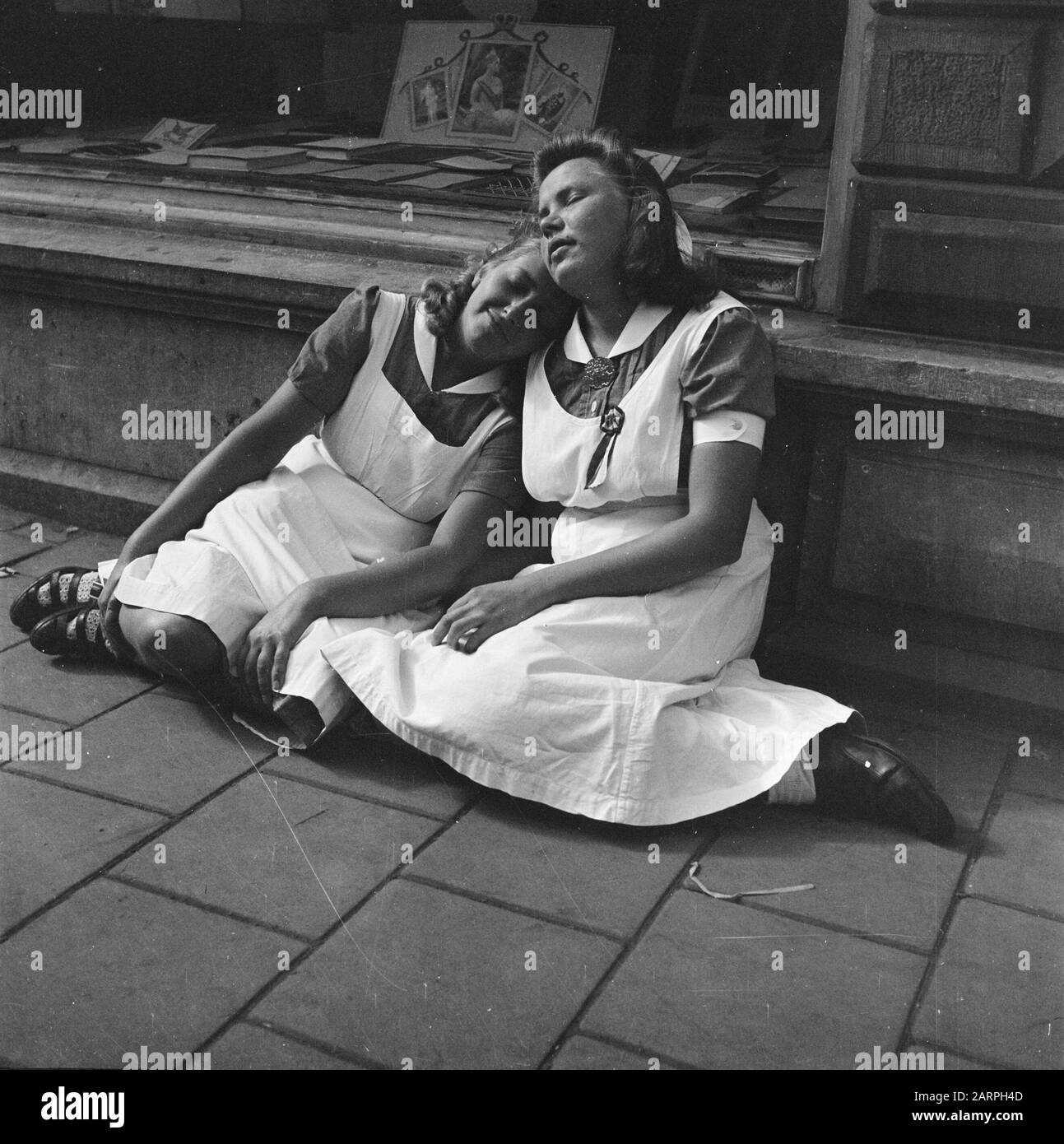 Les divertissements populaires à Amsterdam. Rép. Des diverses festivités liées à la libération dans la capitale [Deux infirmières épuisées après les festivités exubérantes] Date: 28 juin 1945 lieu: Amsterdam, Noord-Holland mots clés: Festivals de libération, deuxième Guerre mondiale Banque D'Images