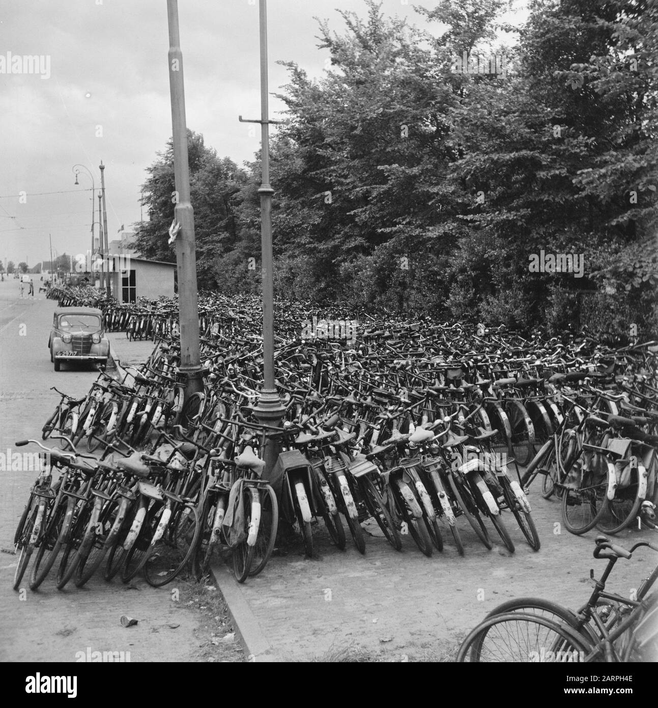 Les divertissements populaires à Amsterdam. Rép. Des diverses festivités après la libération dans la capitale [Des Centaines de vélos sont garés le long de la route] Date: 28 juin 1945 lieu: Amsterdam, Noord-Holland mots clés: Festivals de libération, seconde Guerre mondiale Banque D'Images