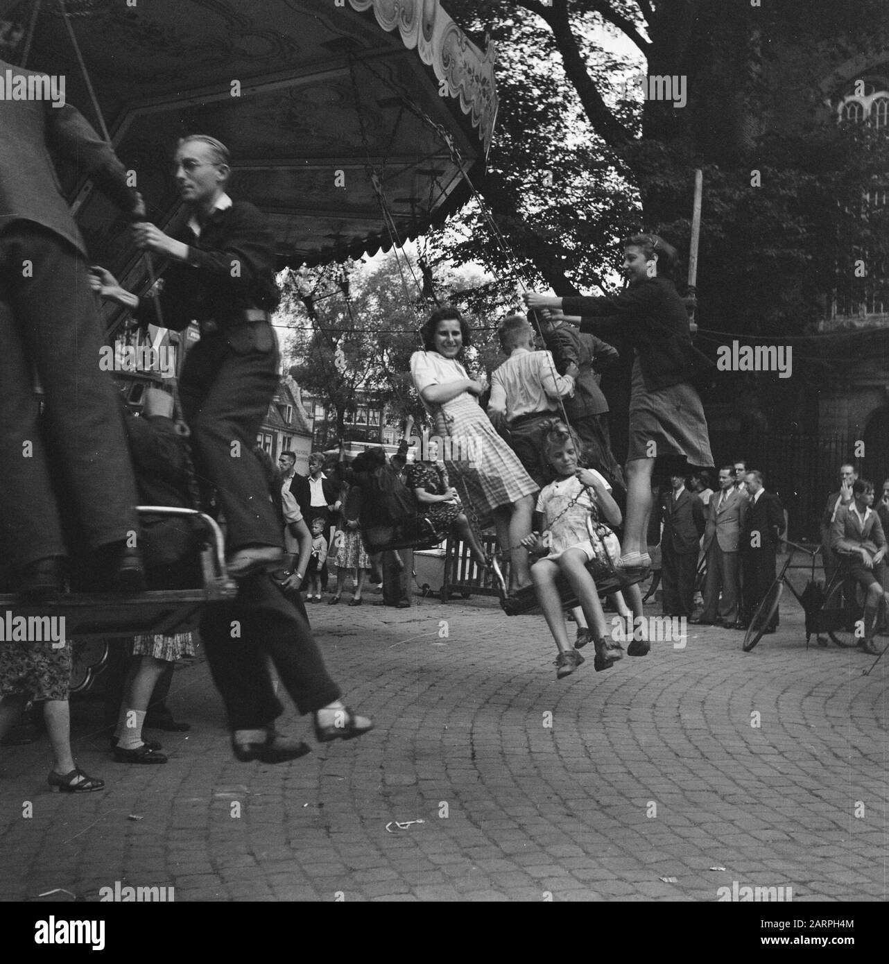Les divertissements populaires à Amsterdam. Rép. Des diverses festivités liées à la libération dans la capitale [Carousel sur l'Amstelvelvelvelvelvelveld] Date: 28 juin 1945 lieu: Amsterdam, Noord-Holland mots clés: Festivals de libération, deuxième Guerre mondiale Banque D'Images