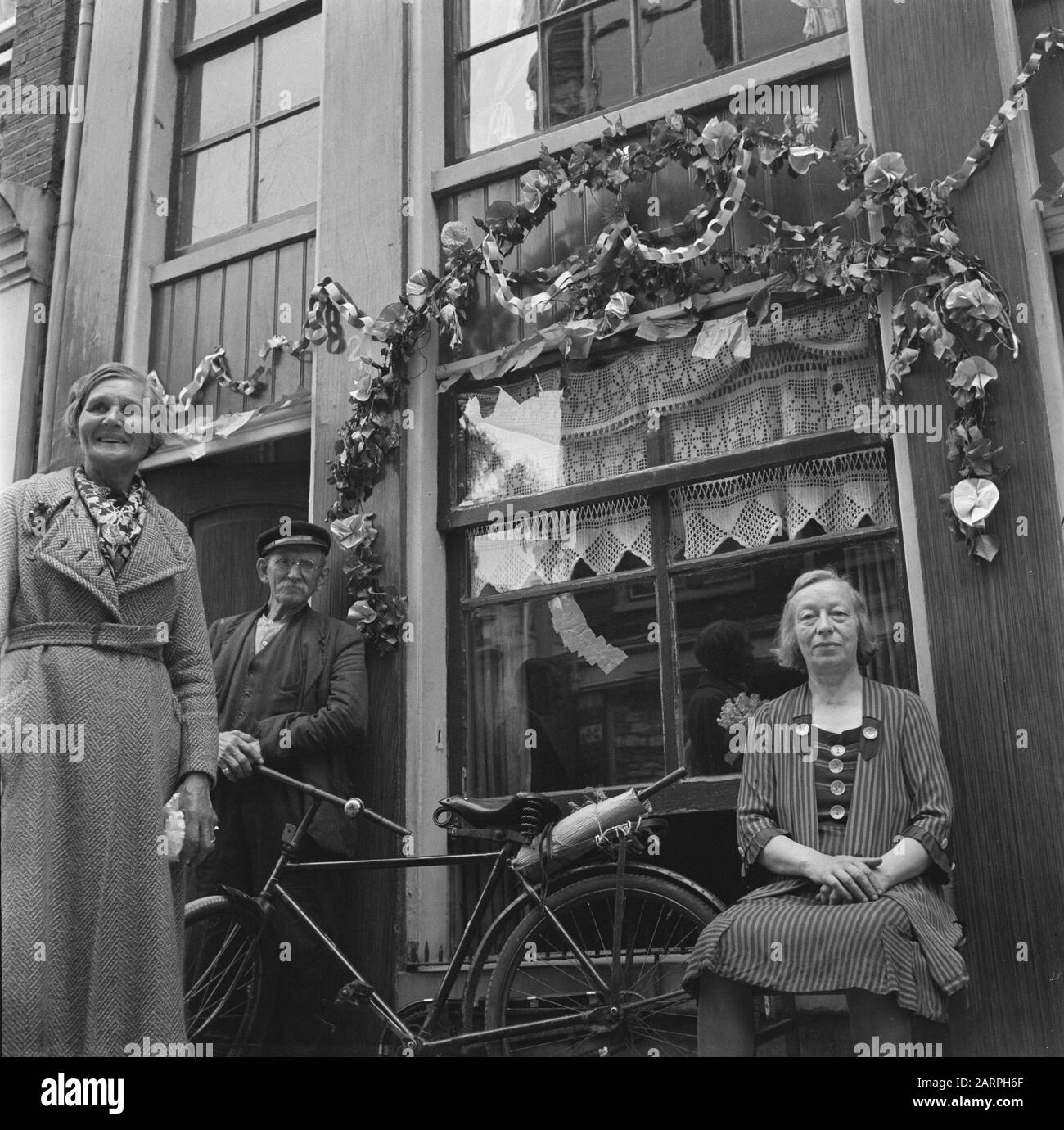 Les divertissements populaires à Amsterdam. Rép. Des diverses festivités après la libération dans la capitale [Maison Décorée (Jordaan?) de laquelle les résidents posent] Date: 1945 lieu: Amsterdam, Noord-Holland mots clés: Festivals de libération, seconde Guerre mondiale Banque D'Images