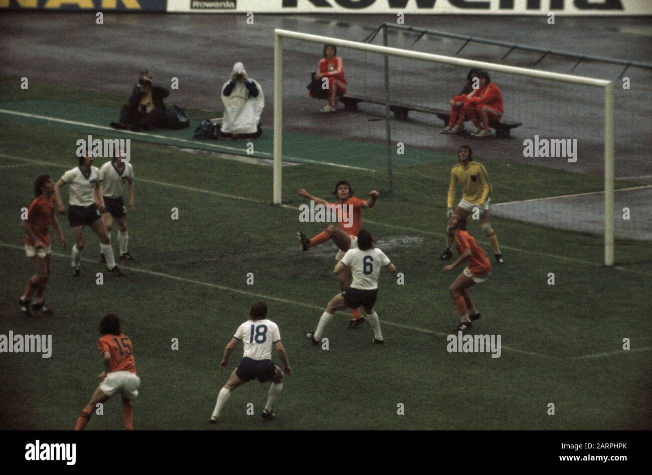 Championnat du monde de football 1974 à Munich, Pays-Bas contre DDR, 2-0; jeux moments de grand-stand Date: 30 avril 1974 lieu: D.D.R., Allemagne, Munich mots clés: Sport, football, championnats du monde Nom de l'institution: Équipe néerlandaise Banque D'Images