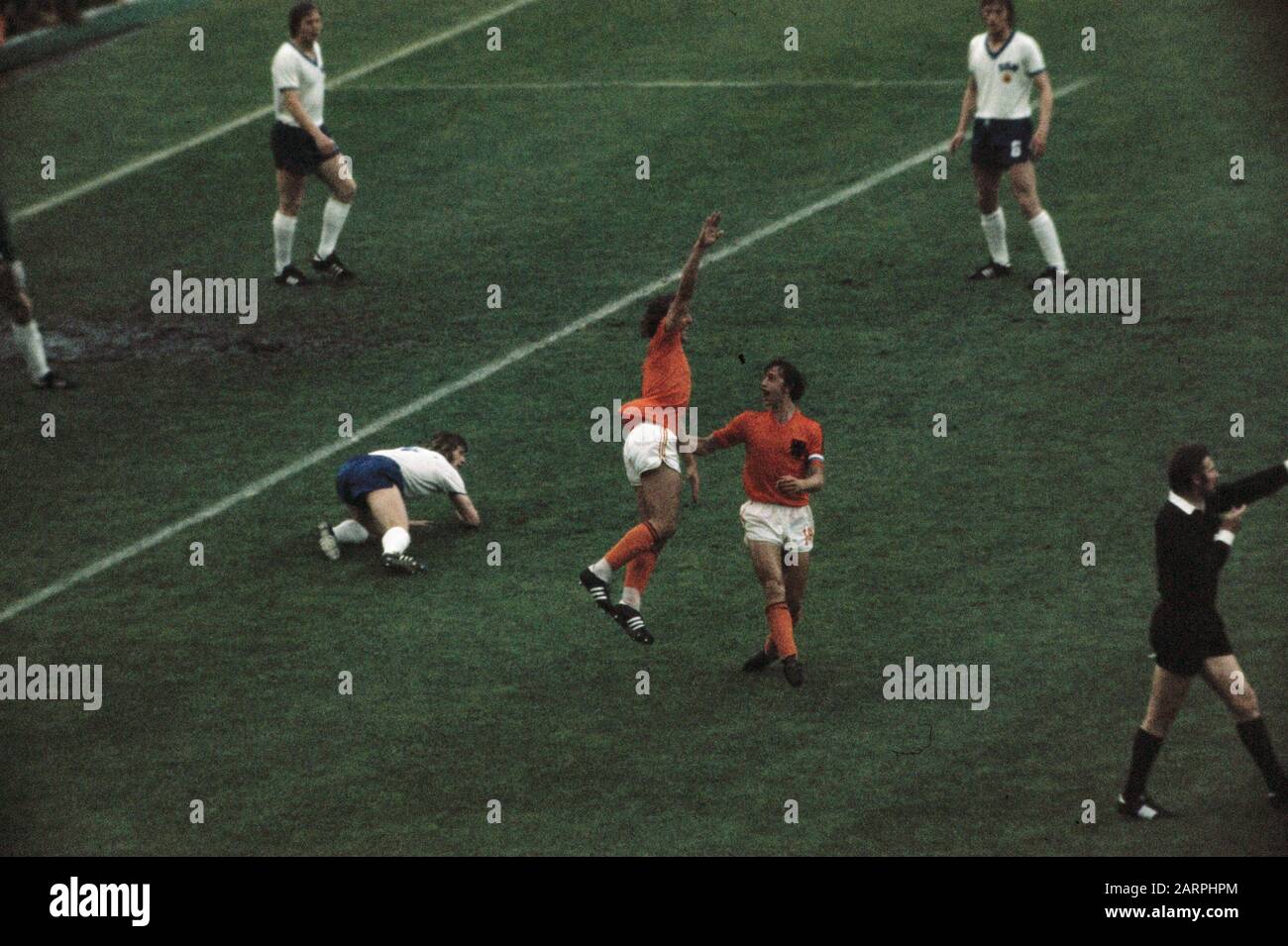 Championnat du monde de football 1974 à Munich, Pays-Bas contre DDR, 2-0; jeux moments de grand-stand Date: 30 avril 1974 lieu: D.D.R., Allemagne, Munich mots clés: Sport, football, championnats du monde Nom de l'institution: Équipe néerlandaise Banque D'Images