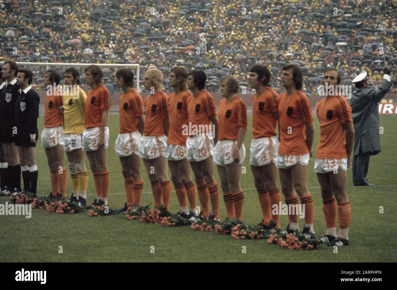 Championnat du monde de football 1974 à Munich, Pays-Bas contre DDR, 2-0; équipe nationale néerlandaise pendant l'hymne national Date: 30 avril 1974 lieu: D.D.R., Allemagne, Munich mots clés: Sport, football, championnats du monde Nom de l'institution: Équipe néerlandaise Banque D'Images