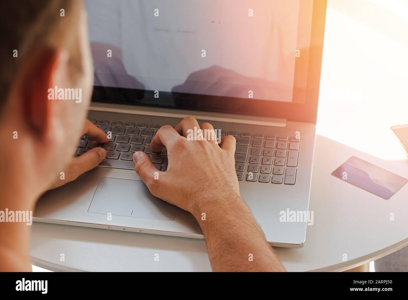 Les mains de l'homme sur le clavier de l'ordinateur portable gros plan. Banque D'Images