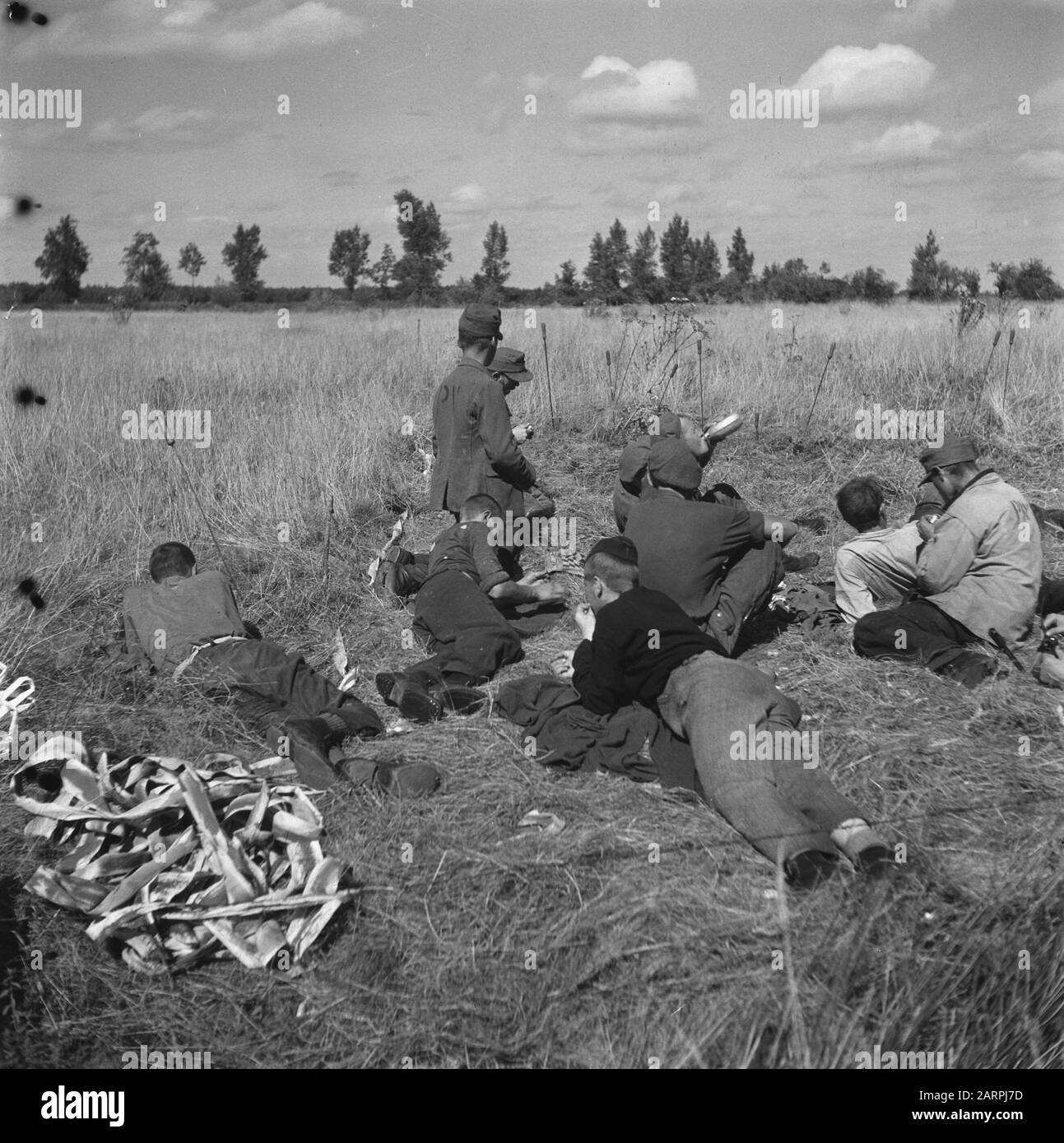 Déminage à Vierlingsbeek les prisonniers de guerre allemands sont déployés au déminage Date: 1945 lieu: Noord-Brabant, Vierlingsbeek mots clés: Prisonniers de guerre, mines terrestres, nettoyage, deuxième guerre mondiale, reconstruction Banque D'Images