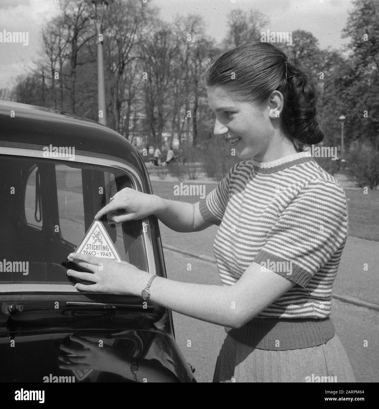 Fondation 40-45 pâte sur la plaque des voitures de collection Date : 1 mai 1951 mots clés : Collectes, fondations, voitures Banque D'Images