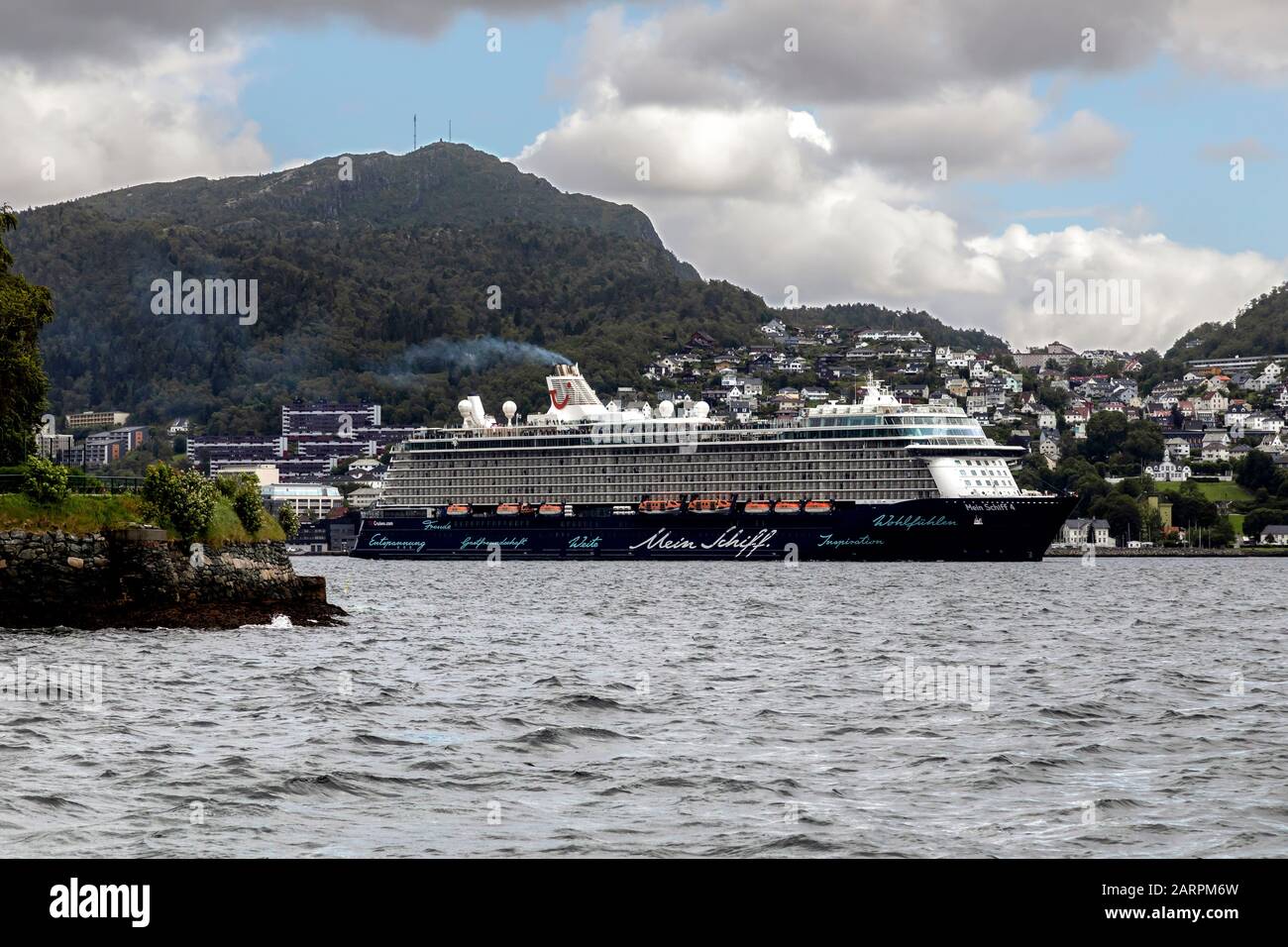 Bateau de croisière Mein Schiff 4 au départ du port de Bergen, Norvège. Banque D'Images