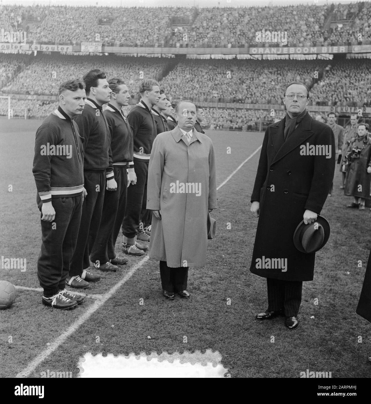 Football. Pays-Bas contre le Danemark à Rotterdam Joueurs et Prins pendant l'hymne national Date: 7 mars 1953 lieu: Rotterdam, Zuid-Holland mots clés: Prins, JOUEURS, FOLK, sport, football Banque D'Images