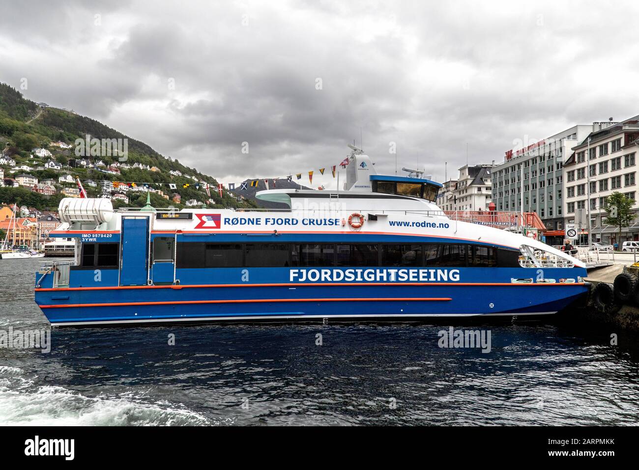 Catamaran pour passagers à grande vitesse Rygertroll dans le port de Bergen, Norvège. Au terminal de Strandkaien. Banque D'Images